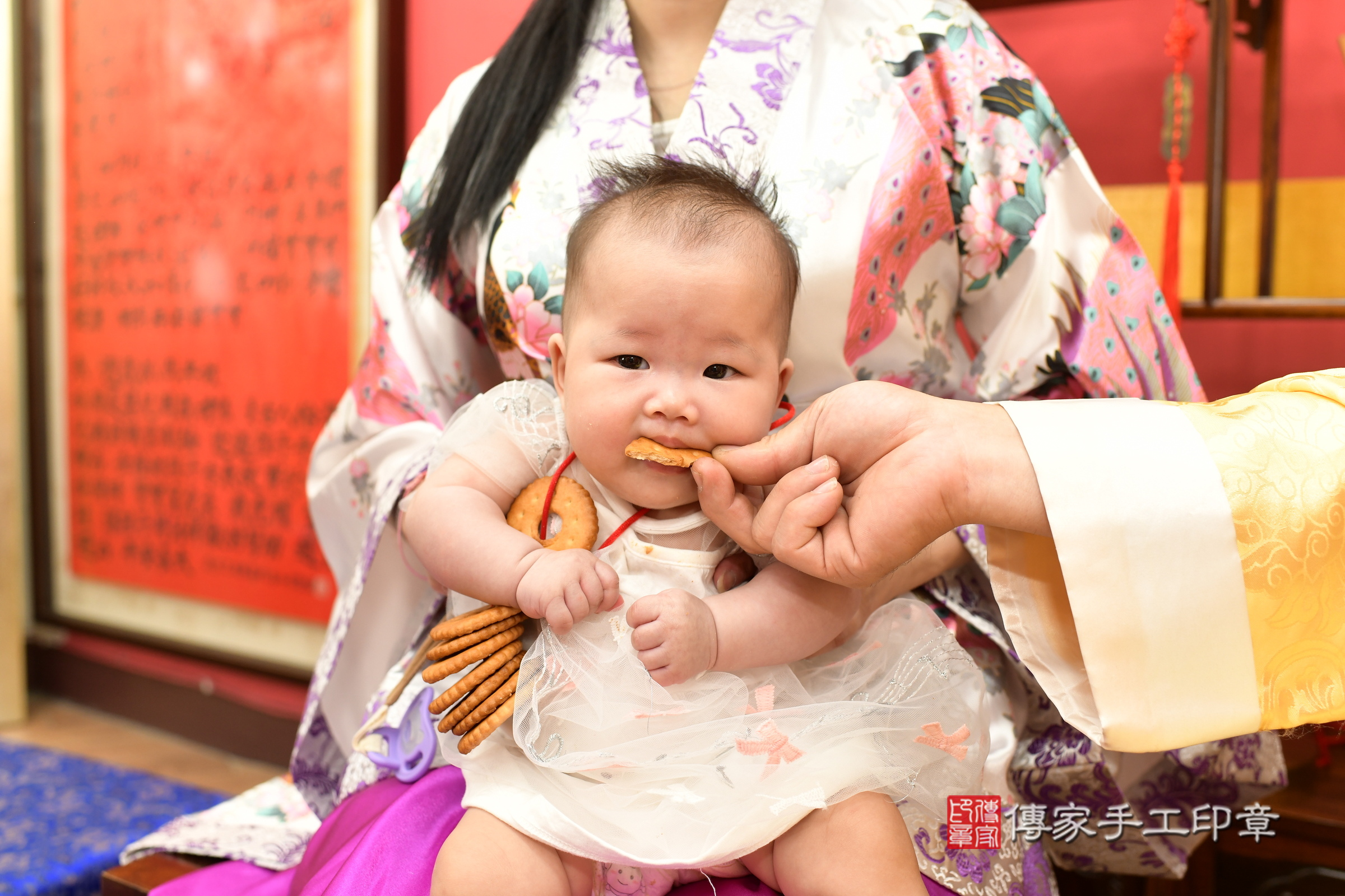 新北市永和區小淳寶寶收涎推薦：傳家新北店收涎中國風會場，嬰兒古禮收涎收口水流程儀式、收涎吉祥話、收涎餅乾、收涎拍照。收涎證書。2025.4.20，照片8