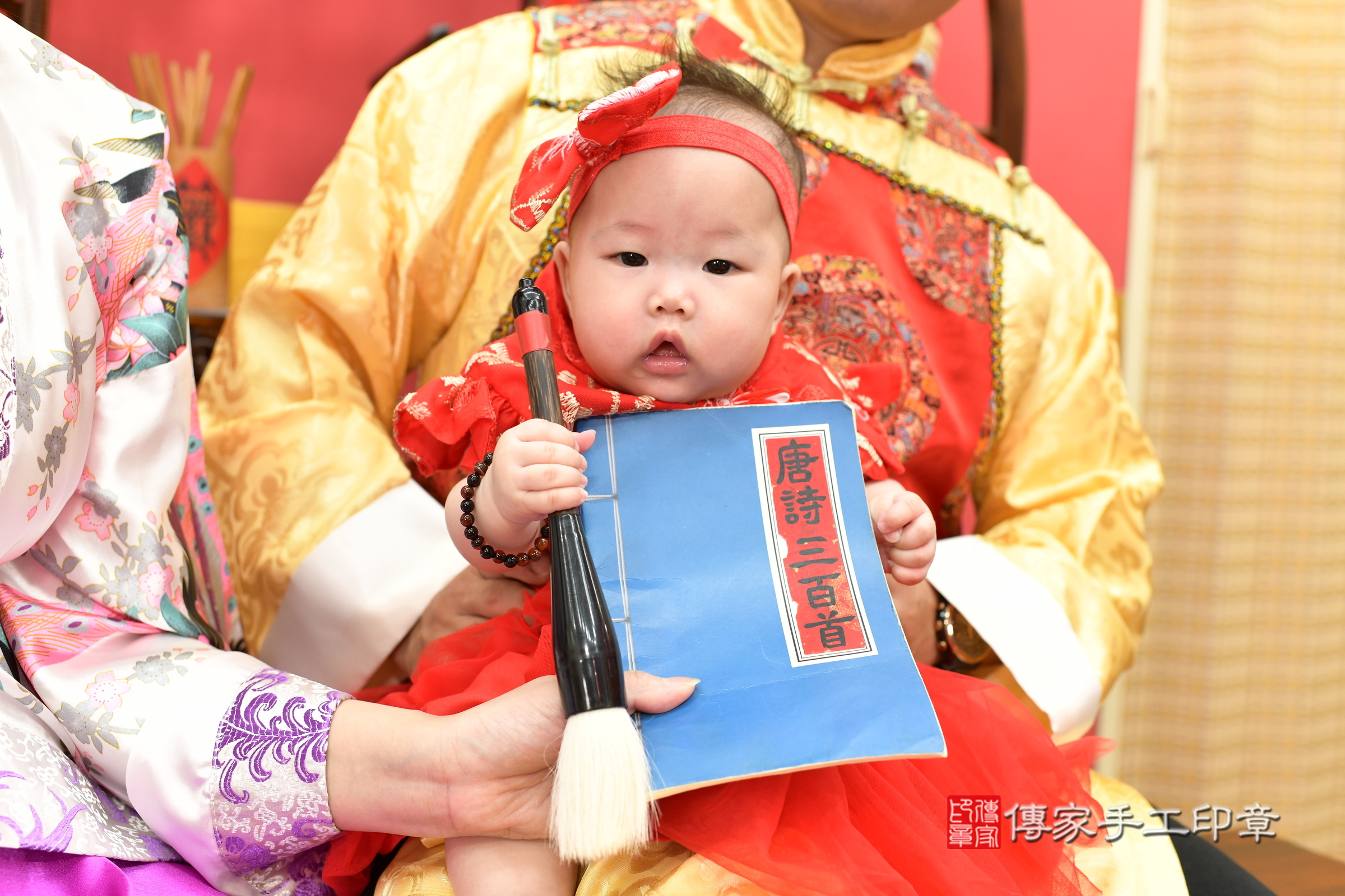 新北市永和區小淳寶寶收涎推薦：傳家新北店收涎中國風會場，嬰兒古禮收涎收口水流程儀式、收涎吉祥話、收涎餅乾、收涎拍照。收涎證書。2025.4.20，照片6