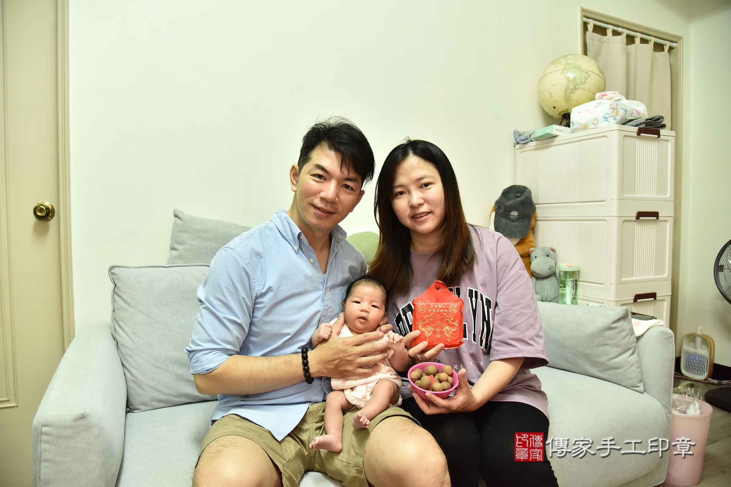 小渝寶寶(新北市板橋區到府嬰兒小渝寶寶滿月剃頭理髮、到府嬰兒剃胎毛儀式吉祥話)。到府剃頭剃胎毛主持、專業拍照、證書。★購買「臍帶章、肚臍章、胎毛筆刷印章」贈送：剃頭、收涎、抓周，三選一。2025.4.19，照片4