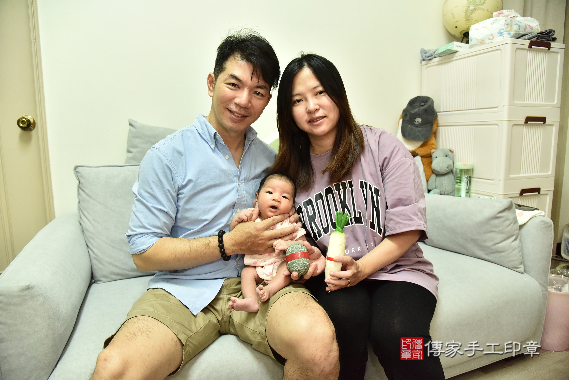 小渝寶寶(新北市板橋區到府嬰兒小渝寶寶滿月剃頭理髮、到府嬰兒剃胎毛儀式吉祥話)。到府剃頭剃胎毛主持、專業拍照、證書。★購買「臍帶章、肚臍章、胎毛筆刷印章」贈送：剃頭、收涎、抓周，三選一。2025.4.19，照片6