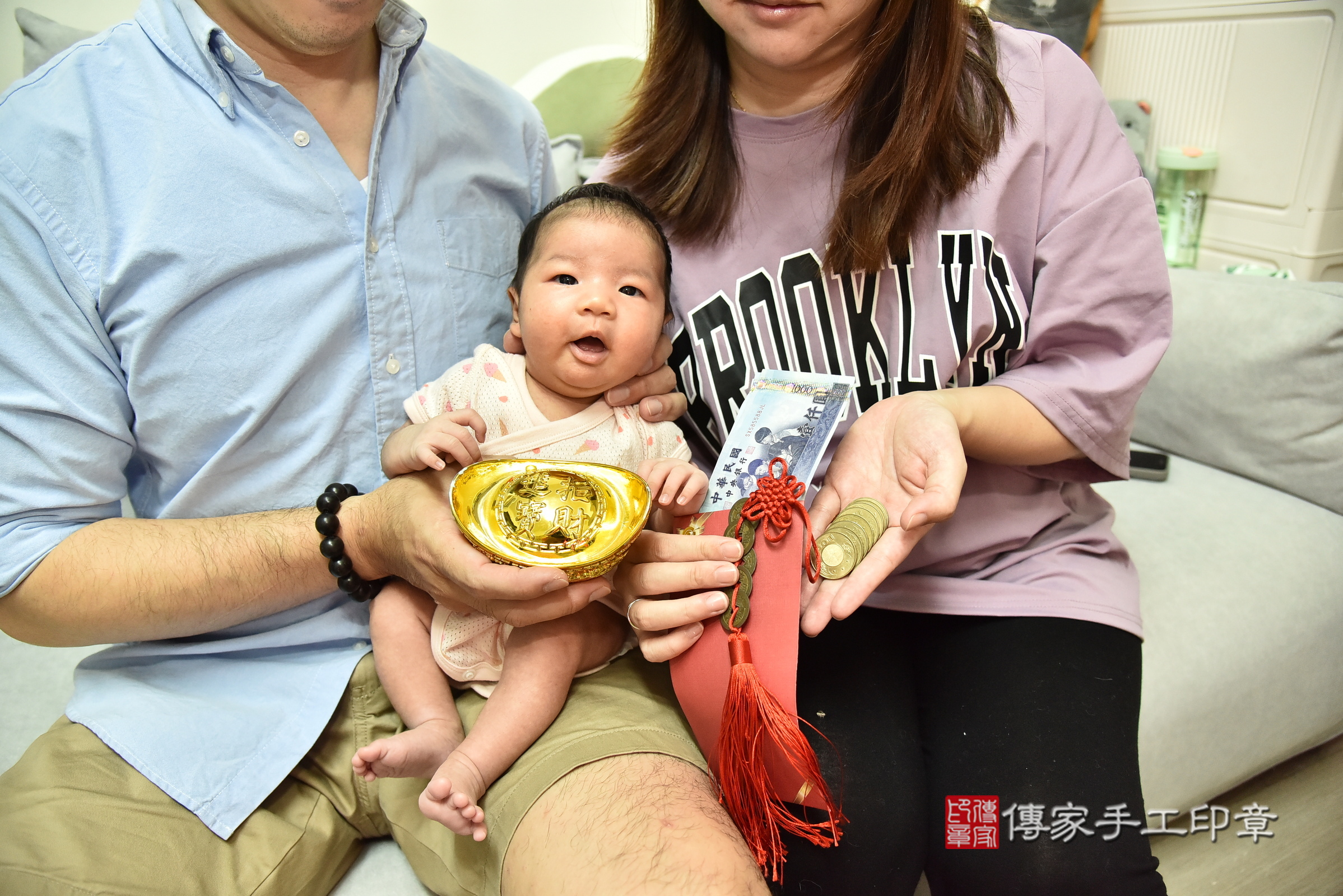 小渝寶寶(新北市板橋區到府嬰兒小渝寶寶滿月剃頭理髮、到府嬰兒剃胎毛儀式吉祥話)。到府剃頭剃胎毛主持、專業拍照、證書。★購買「臍帶章、肚臍章、胎毛筆刷印章」贈送：剃頭、收涎、抓周，三選一。2025.4.19，照片10