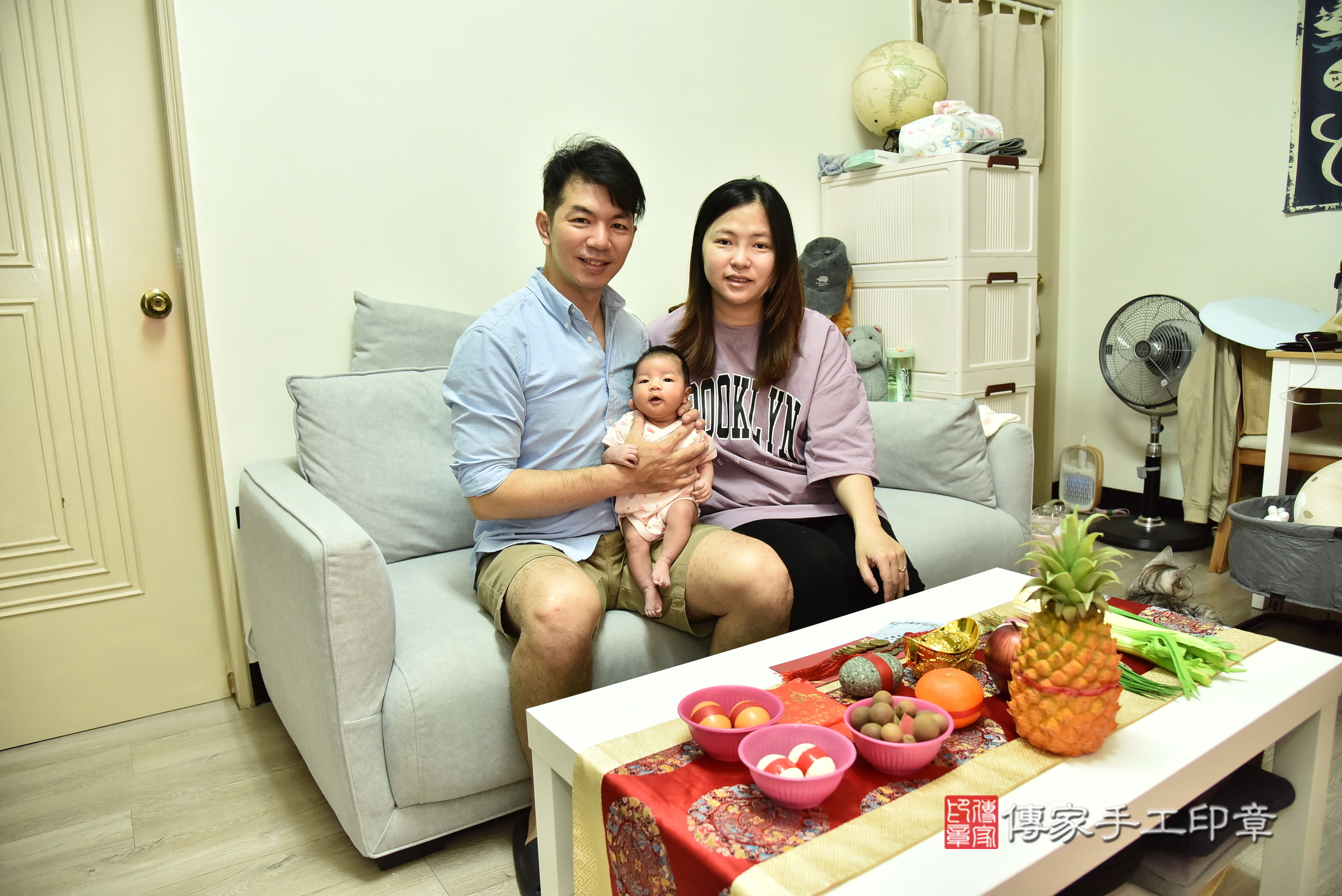 小渝寶寶(新北市板橋區到府嬰兒小渝寶寶滿月剃頭理髮、到府嬰兒剃胎毛儀式吉祥話)。到府剃頭剃胎毛主持、專業拍照、證書。★購買「臍帶章、肚臍章、胎毛筆刷印章」贈送：剃頭、收涎、抓周，三選一。2025.4.19，照片1