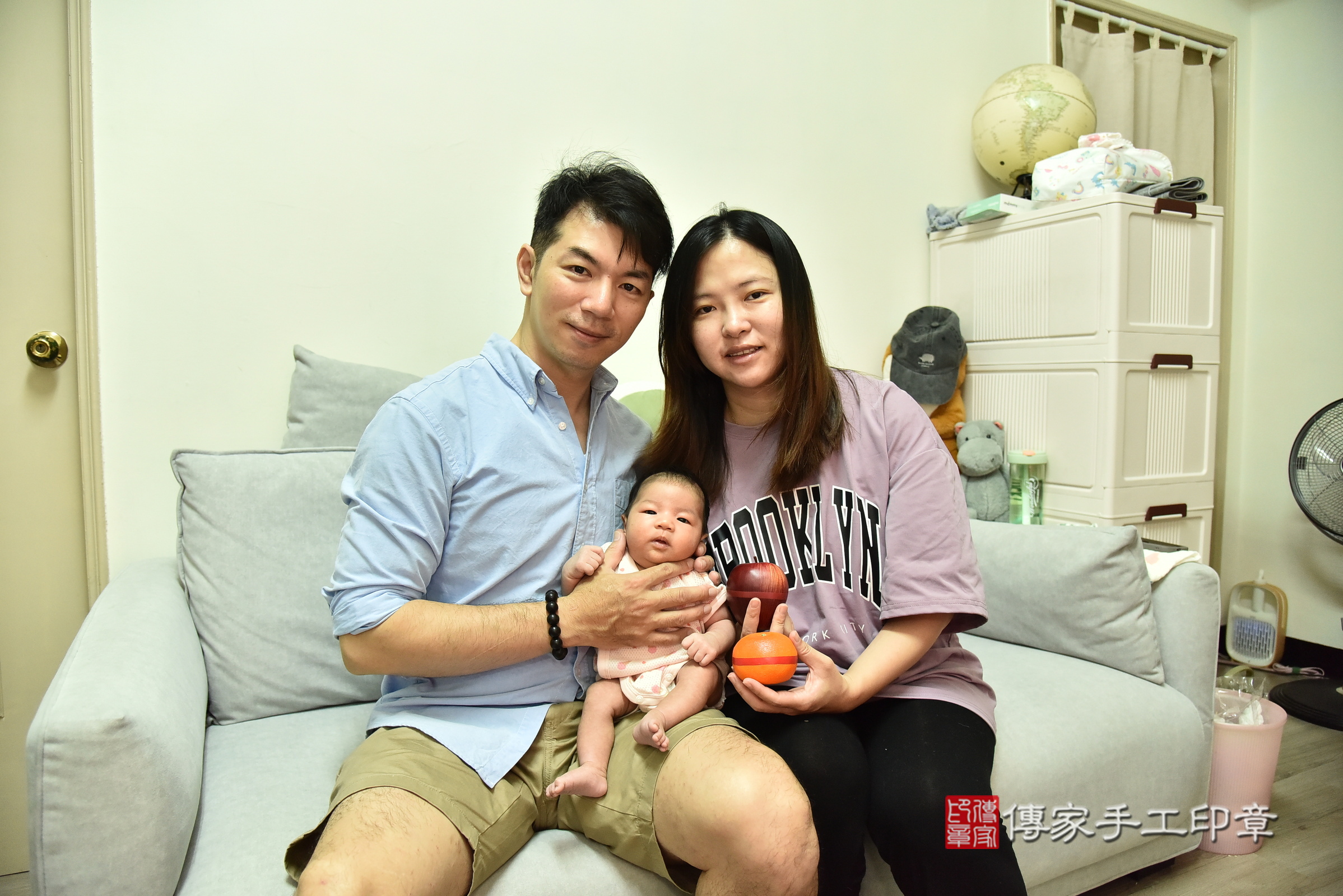 小渝寶寶(新北市板橋區到府嬰兒小渝寶寶滿月剃頭理髮、到府嬰兒剃胎毛儀式吉祥話)。到府剃頭剃胎毛主持、專業拍照、證書。★購買「臍帶章、肚臍章、胎毛筆刷印章」贈送：剃頭、收涎、抓周，三選一。2025.4.19，照片5