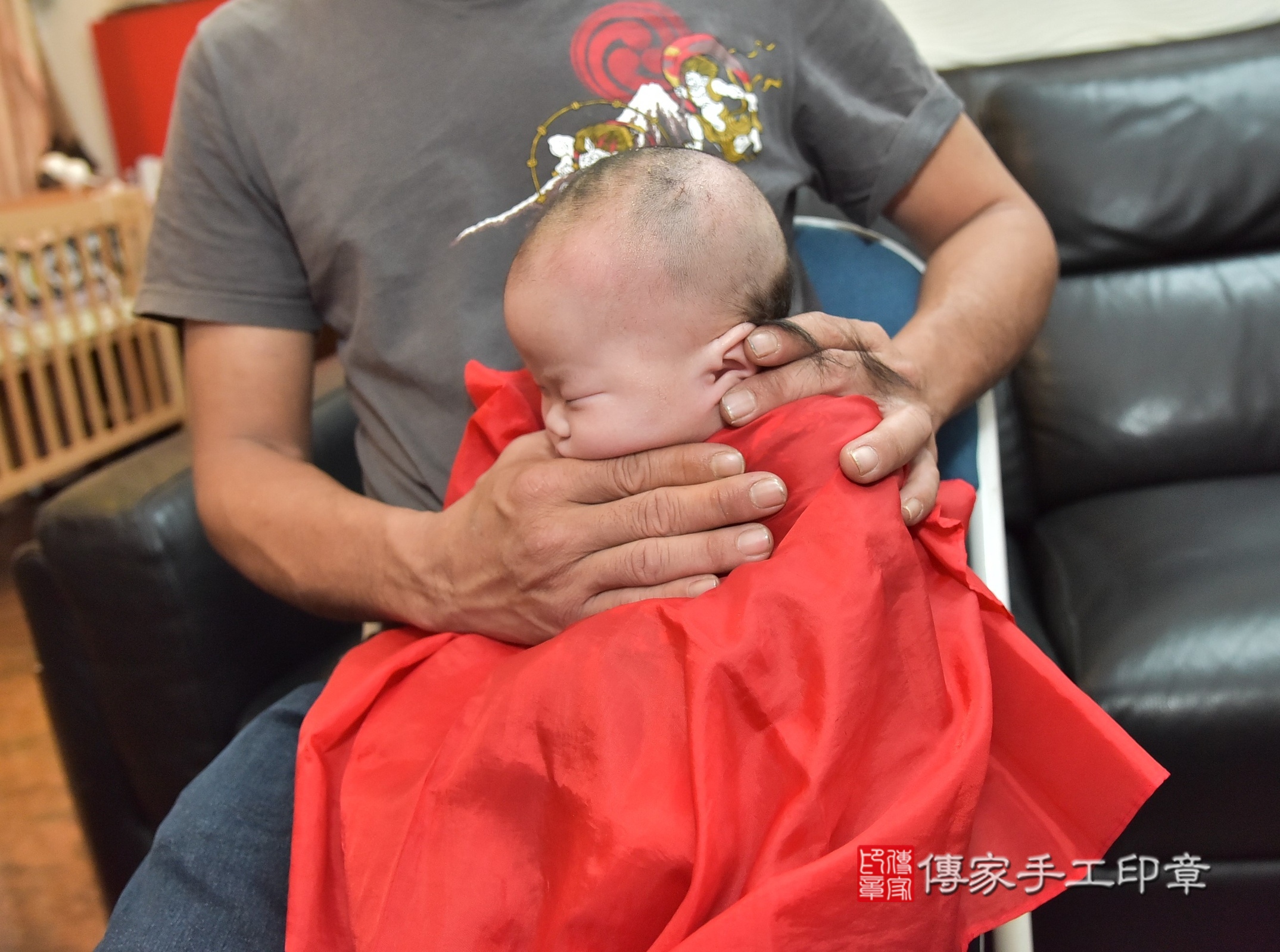 小靜寶寶(新北市新莊區到府嬰兒小靜寶寶滿月剃頭理髮、到府嬰兒剃胎毛儀式吉祥話)。到府剃頭剃胎毛主持、專業拍照、證書。★購買「臍帶章、肚臍章、胎毛筆刷印章」贈送：剃頭、收涎、抓周，三選一。2025.4.13，照片12