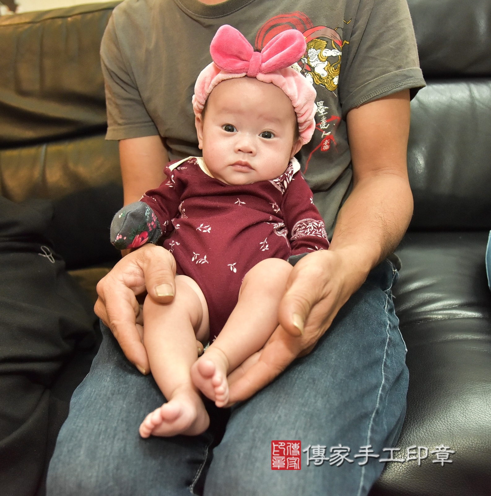 小靜寶寶(新北市新莊區到府嬰兒小靜寶寶滿月剃頭理髮、到府嬰兒剃胎毛儀式吉祥話)。到府剃頭剃胎毛主持、專業拍照、證書。★購買「臍帶章、肚臍章、胎毛筆刷印章」贈送：剃頭、收涎、抓周，三選一。2025.4.13，照片1