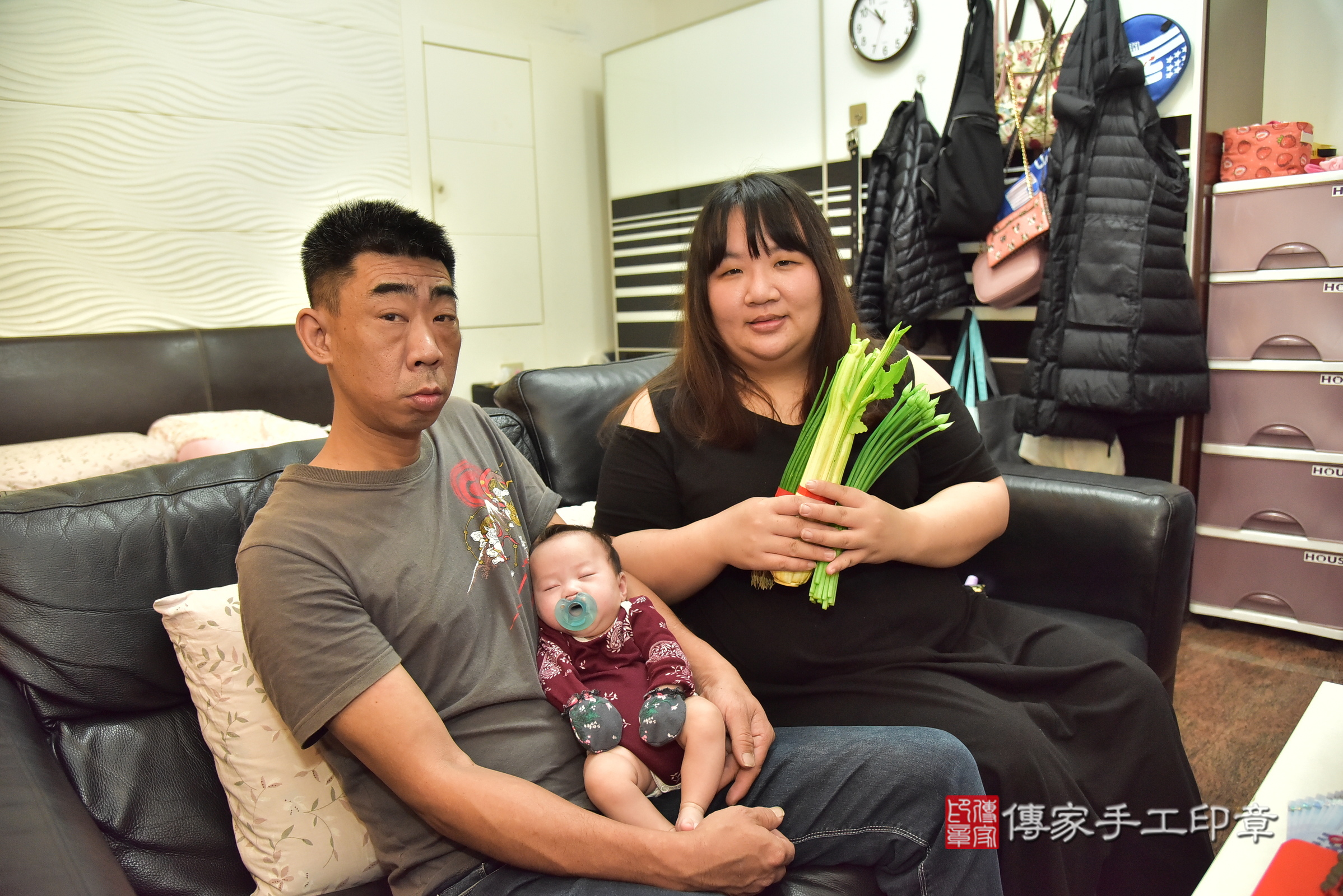 小靜寶寶(新北市新莊區到府嬰兒小靜寶寶滿月剃頭理髮、到府嬰兒剃胎毛儀式吉祥話)。到府剃頭剃胎毛主持、專業拍照、證書。★購買「臍帶章、肚臍章、胎毛筆刷印章」贈送：剃頭、收涎、抓周，三選一。2025.4.13，照片8