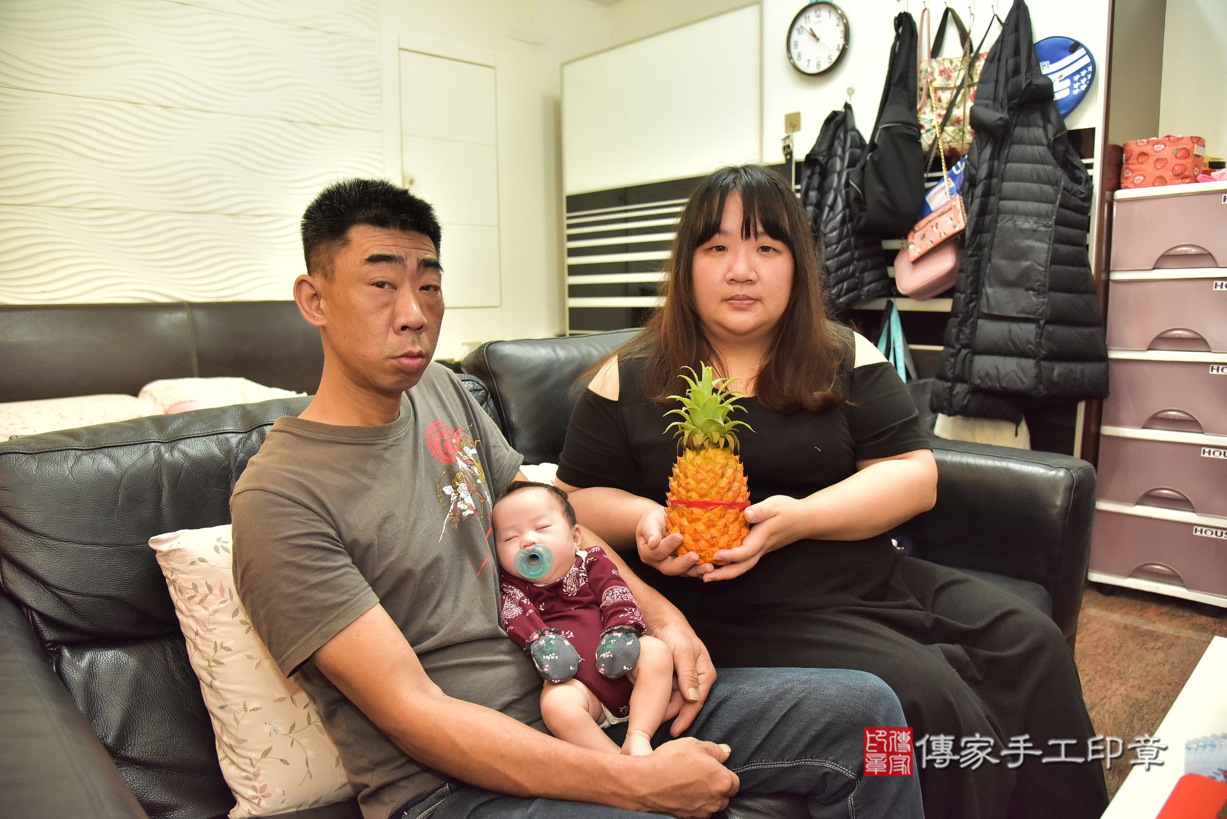 小靜寶寶(新北市新莊區到府嬰兒小靜寶寶滿月剃頭理髮、到府嬰兒剃胎毛儀式吉祥話)。到府剃頭剃胎毛主持、專業拍照、證書。★購買「臍帶章、肚臍章、胎毛筆刷印章」贈送：剃頭、收涎、抓周，三選一。2025.4.13，照片7