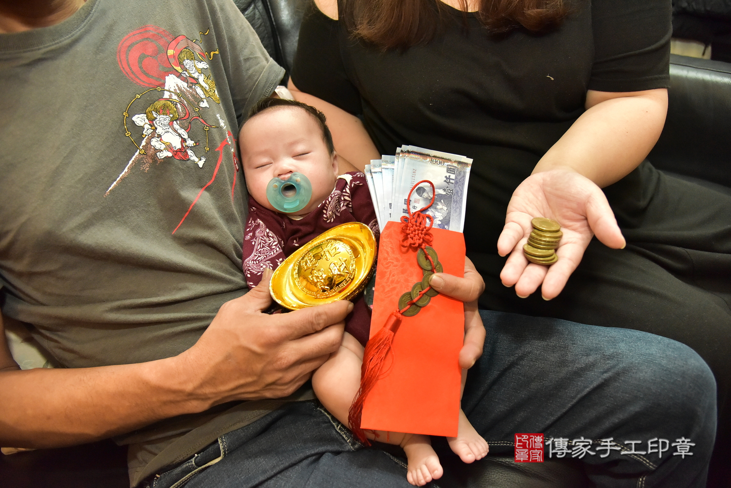小靜寶寶(新北市新莊區到府嬰兒小靜寶寶滿月剃頭理髮、到府嬰兒剃胎毛儀式吉祥話)。到府剃頭剃胎毛主持、專業拍照、證書。★購買「臍帶章、肚臍章、胎毛筆刷印章」贈送：剃頭、收涎、抓周，三選一。2025.4.13，照片9