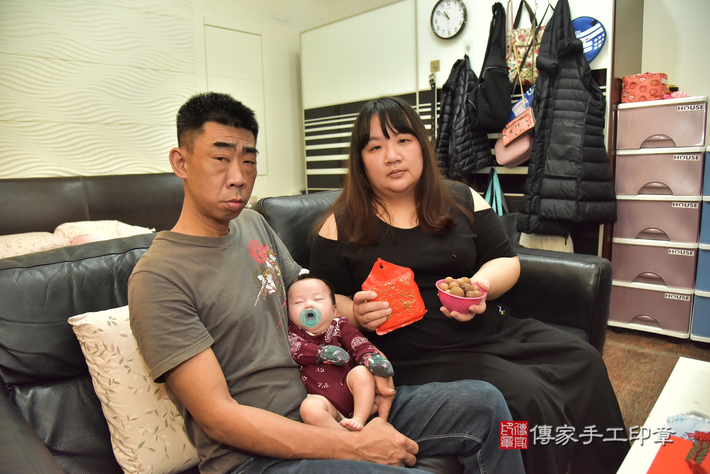 小靜寶寶(新北市新莊區到府嬰兒小靜寶寶滿月剃頭理髮、到府嬰兒剃胎毛儀式吉祥話)。到府剃頭剃胎毛主持、專業拍照、證書。★購買「臍帶章、肚臍章、胎毛筆刷印章」贈送：剃頭、收涎、抓周，三選一。2025.4.13，照片5