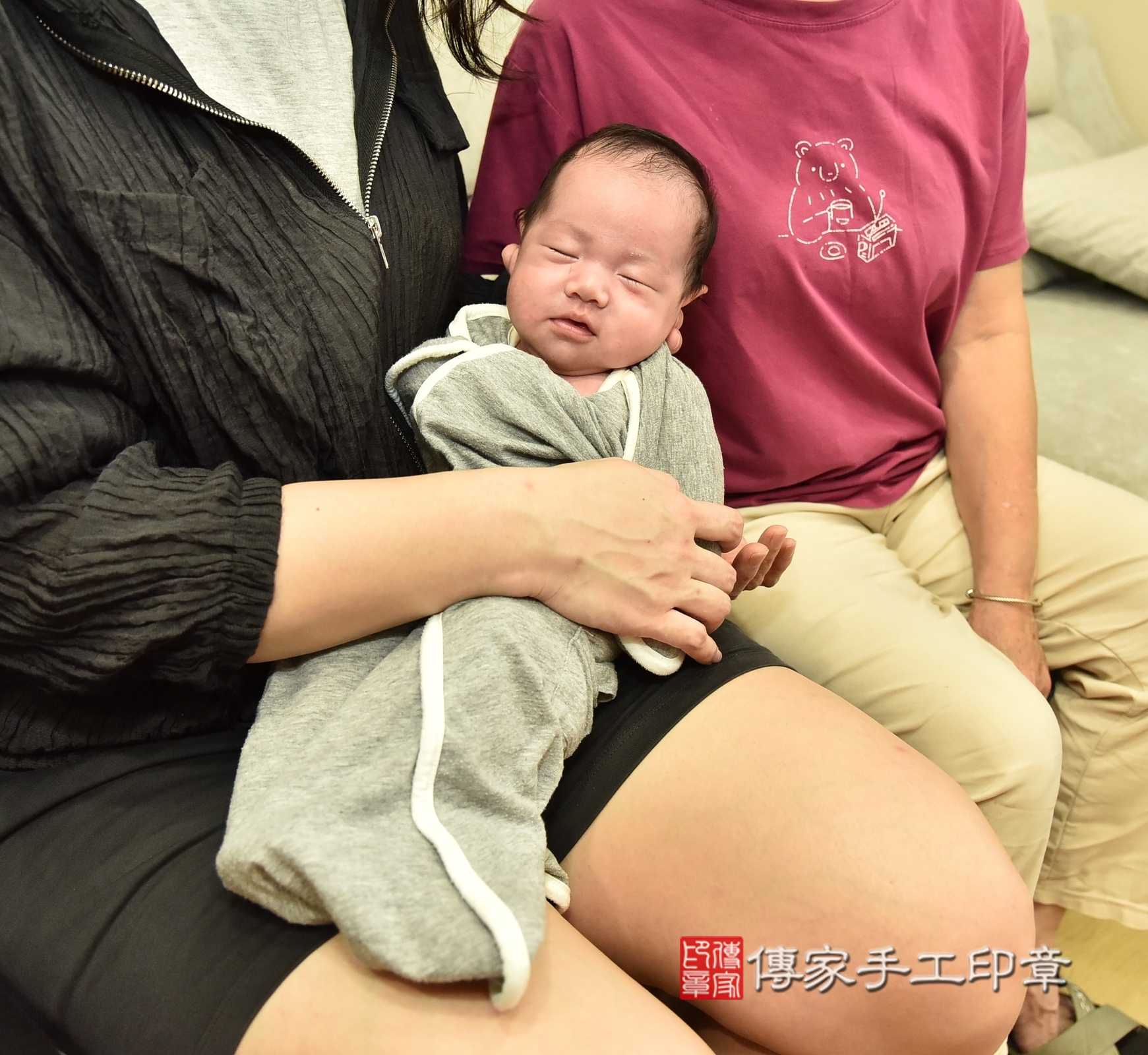 云云寶寶(台北市信義區到府嬰兒云云寶寶滿月剃頭理髮、到府嬰兒剃胎毛儀式吉祥話)。到府剃頭剃胎毛主持、專業拍照、證書。★購買「臍帶章、肚臍章、胎毛筆刷印章」贈送：剃頭、收涎、抓周，三選一。2025.4.17，照片2