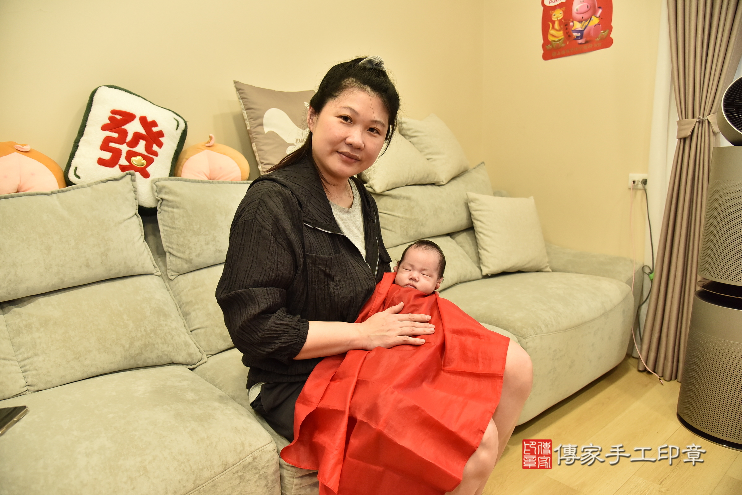 云云寶寶(台北市信義區到府嬰兒云云寶寶滿月剃頭理髮、到府嬰兒剃胎毛儀式吉祥話)。到府剃頭剃胎毛主持、專業拍照、證書。★購買「臍帶章、肚臍章、胎毛筆刷印章」贈送：剃頭、收涎、抓周，三選一。2025.4.17，照片12
