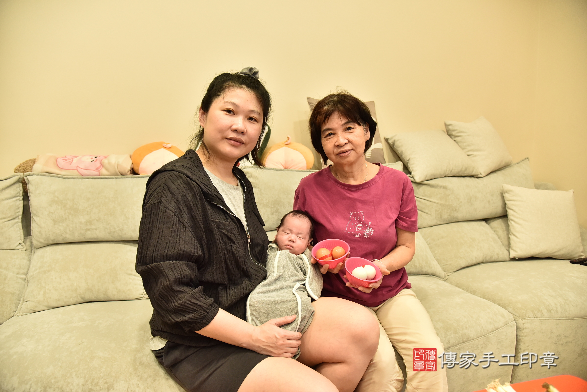 云云寶寶(台北市信義區到府嬰兒云云寶寶滿月剃頭理髮、到府嬰兒剃胎毛儀式吉祥話)。到府剃頭剃胎毛主持、專業拍照、證書。★購買「臍帶章、肚臍章、胎毛筆刷印章」贈送：剃頭、收涎、抓周，三選一。2025.4.17，照片4