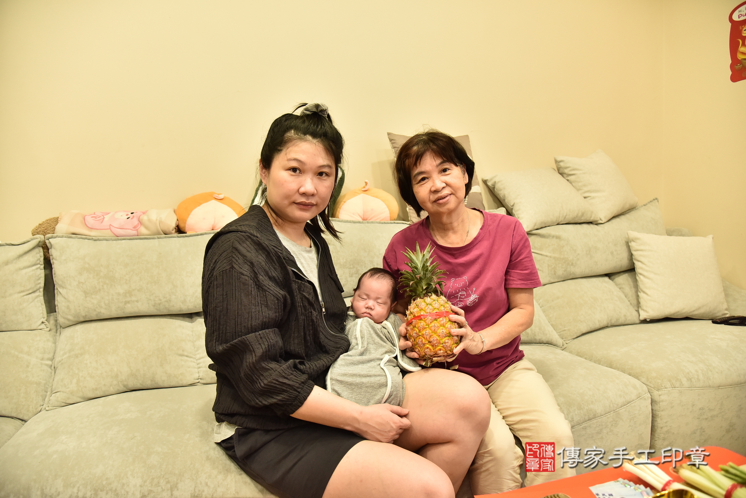 云云寶寶(台北市信義區到府嬰兒云云寶寶滿月剃頭理髮、到府嬰兒剃胎毛儀式吉祥話)。到府剃頭剃胎毛主持、專業拍照、證書。★購買「臍帶章、肚臍章、胎毛筆刷印章」贈送：剃頭、收涎、抓周，三選一。2025.4.17，照片7