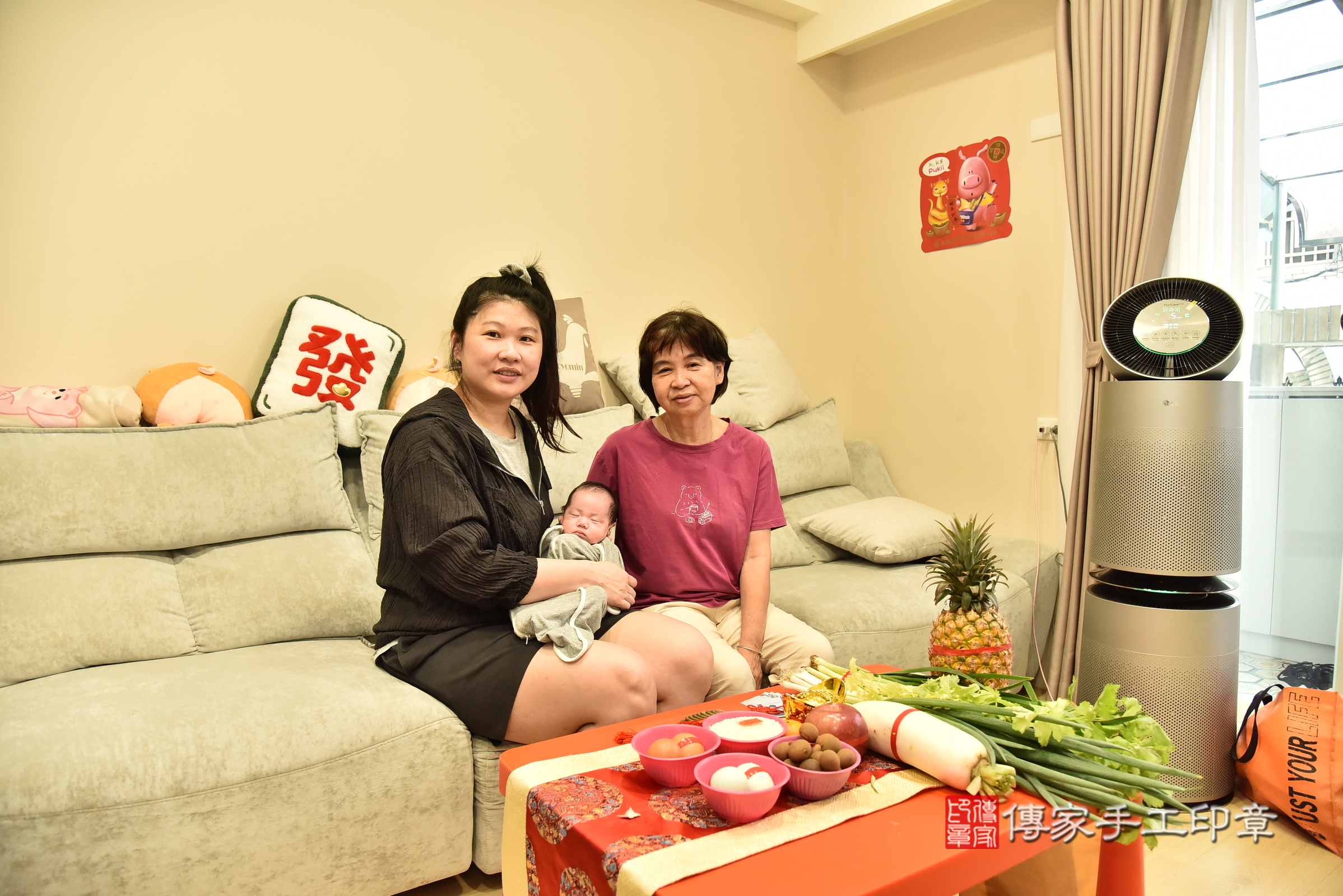 云云寶寶(台北市信義區到府嬰兒云云寶寶滿月剃頭理髮、到府嬰兒剃胎毛儀式吉祥話)。到府剃頭剃胎毛主持、專業拍照、證書。★購買「臍帶章、肚臍章、胎毛筆刷印章」贈送：剃頭、收涎、抓周，三選一。2025.4.17，照片1