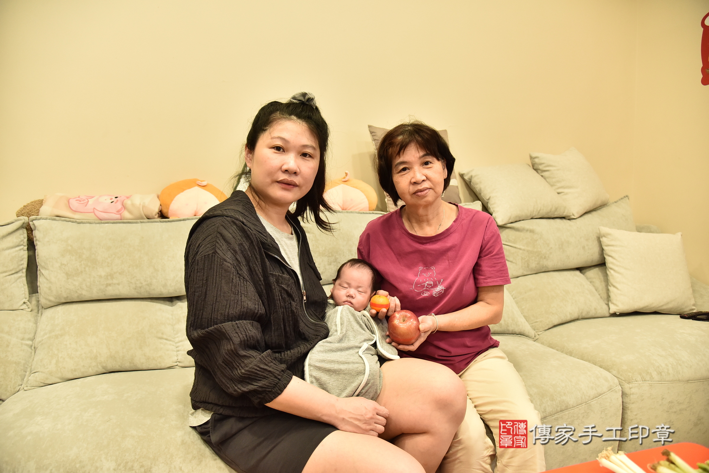 云云寶寶(台北市信義區到府嬰兒云云寶寶滿月剃頭理髮、到府嬰兒剃胎毛儀式吉祥話)。到府剃頭剃胎毛主持、專業拍照、證書。★購買「臍帶章、肚臍章、胎毛筆刷印章」贈送：剃頭、收涎、抓周，三選一。2025.4.17，照片6