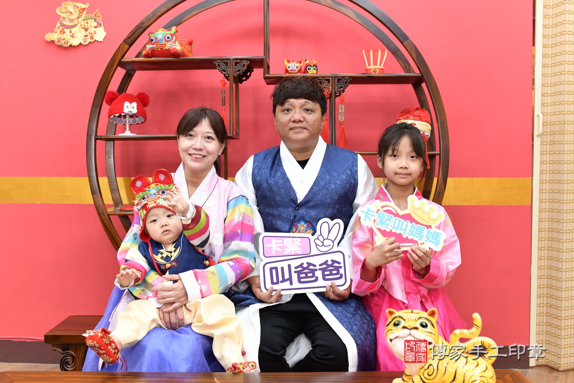 新北市永和區程程寶寶抓周推薦：傳家新北店抓周度脺中國風會場，嬰兒古禮抓周流程儀式吉祥話、抓周道具物品24種、拍照。抓周證書。2025.4.19，照片5