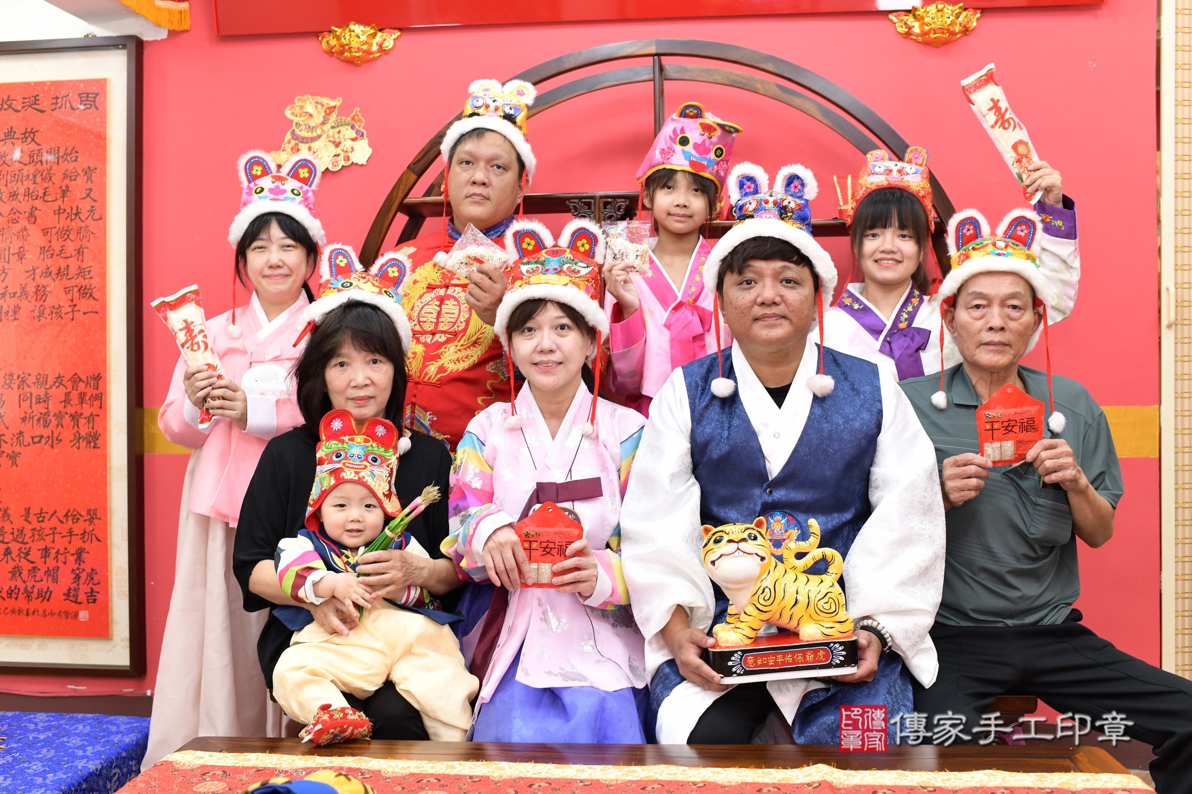 新北市永和區程程寶寶抓周推薦：傳家新北店抓周度脺中國風會場，嬰兒古禮抓周流程儀式吉祥話、抓周道具物品24種、拍照。抓周證書。2025.4.19，照片14