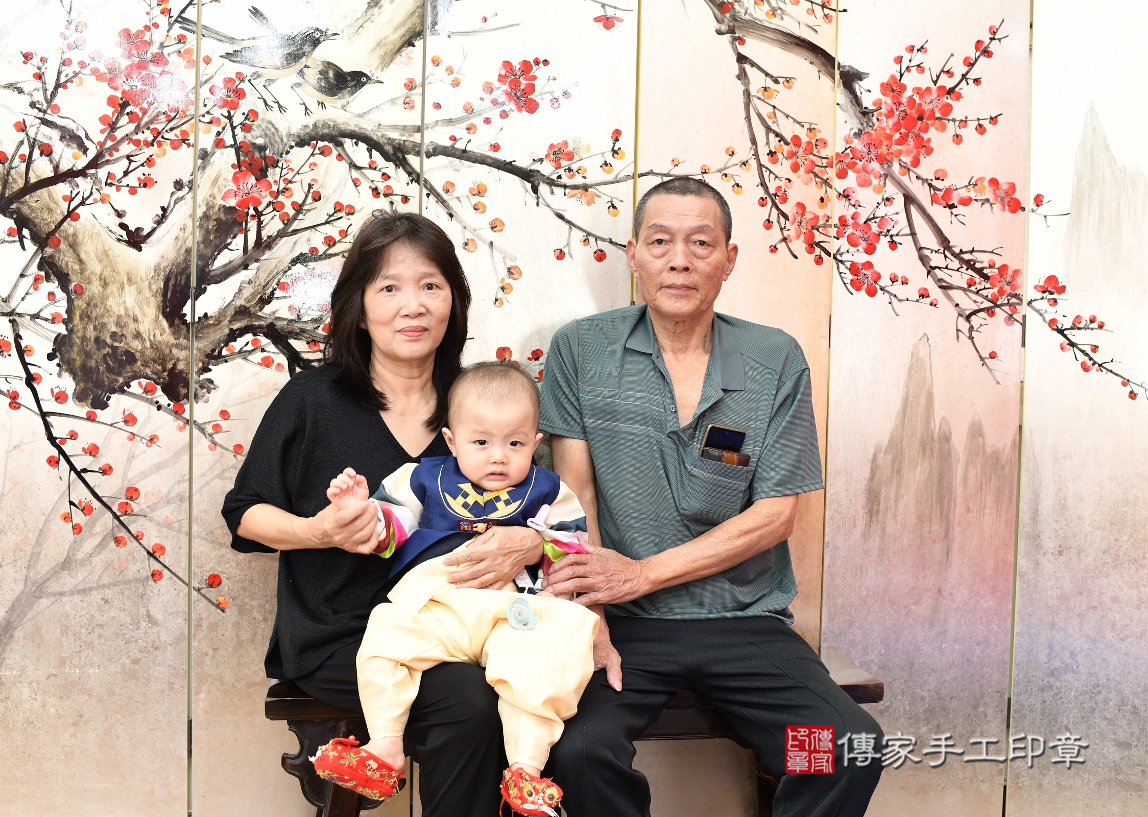 新北市永和區程程寶寶抓周推薦：傳家新北店抓周度脺中國風會場，嬰兒古禮抓周流程儀式吉祥話、抓周道具物品24種、拍照。抓周證書。2025.4.19，照片2