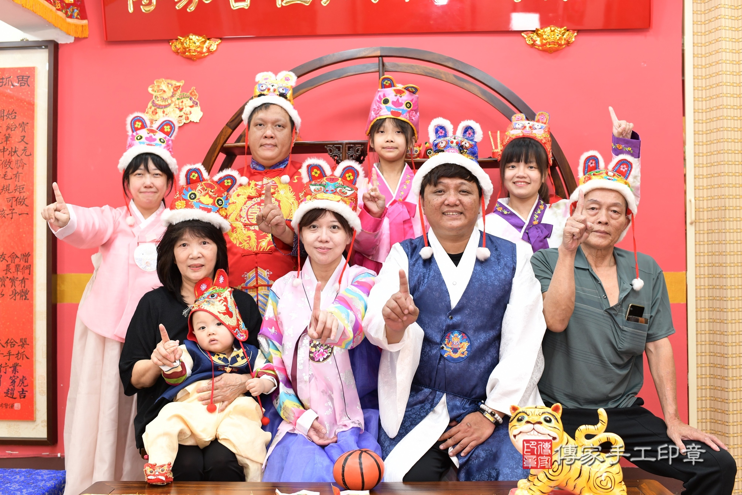 新北市永和區程程寶寶抓周推薦：傳家新北店抓周度脺中國風會場，嬰兒古禮抓周流程儀式吉祥話、抓周道具物品24種、拍照。抓周證書。2025.4.19，照片15