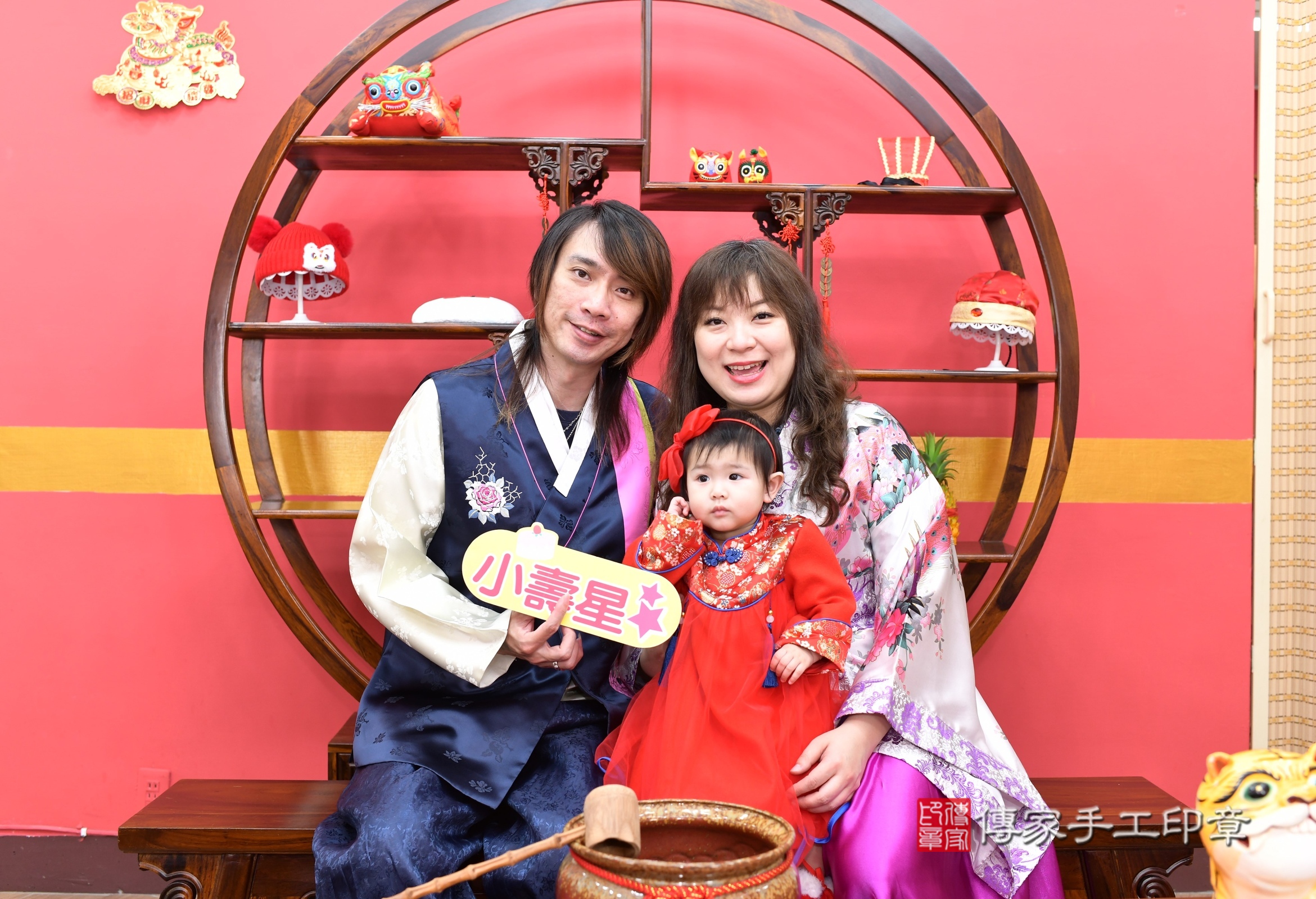 新北市永和區希希寶寶抓周推薦：傳家新北店抓周度脺中國風會場，嬰兒古禮抓周流程儀式吉祥話、抓周道具物品24種、拍照。抓周證書。2025.4.20，照片4