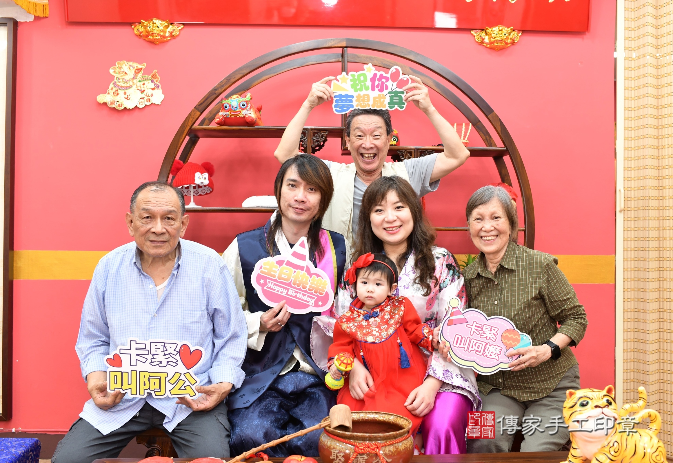 新北市永和區希希寶寶抓周推薦：傳家新北店抓周度脺中國風會場，嬰兒古禮抓周流程儀式吉祥話、抓周道具物品24種、拍照。抓周證書。2025.4.20，照片17