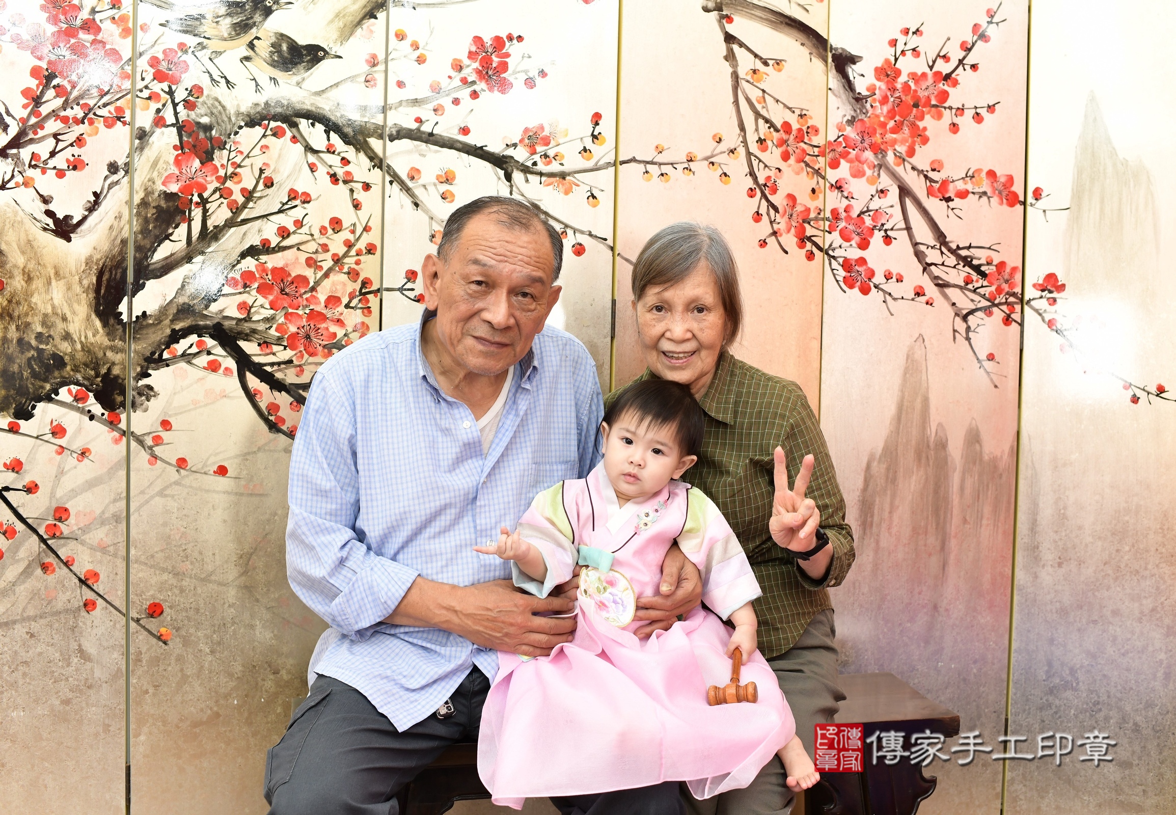 新北市永和區希希寶寶抓周推薦：傳家新北店抓周度脺中國風會場，嬰兒古禮抓周流程儀式吉祥話、抓周道具物品24種、拍照。抓周證書。2025.4.20，照片6
