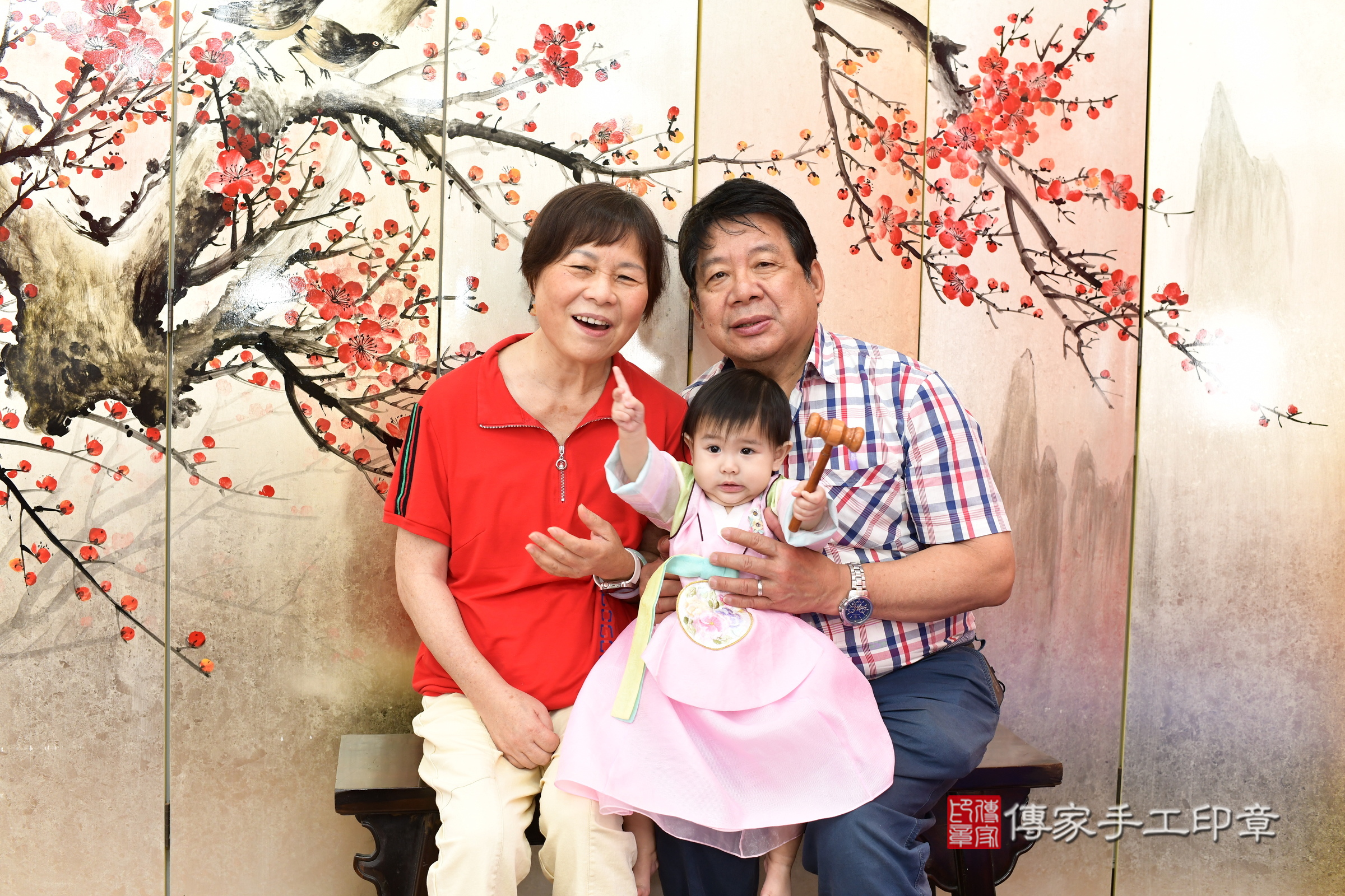 新北市永和區希希寶寶抓周推薦：傳家新北店抓周度脺中國風會場，嬰兒古禮抓周流程儀式吉祥話、抓周道具物品24種、拍照。抓周證書。2025.4.20，照片7