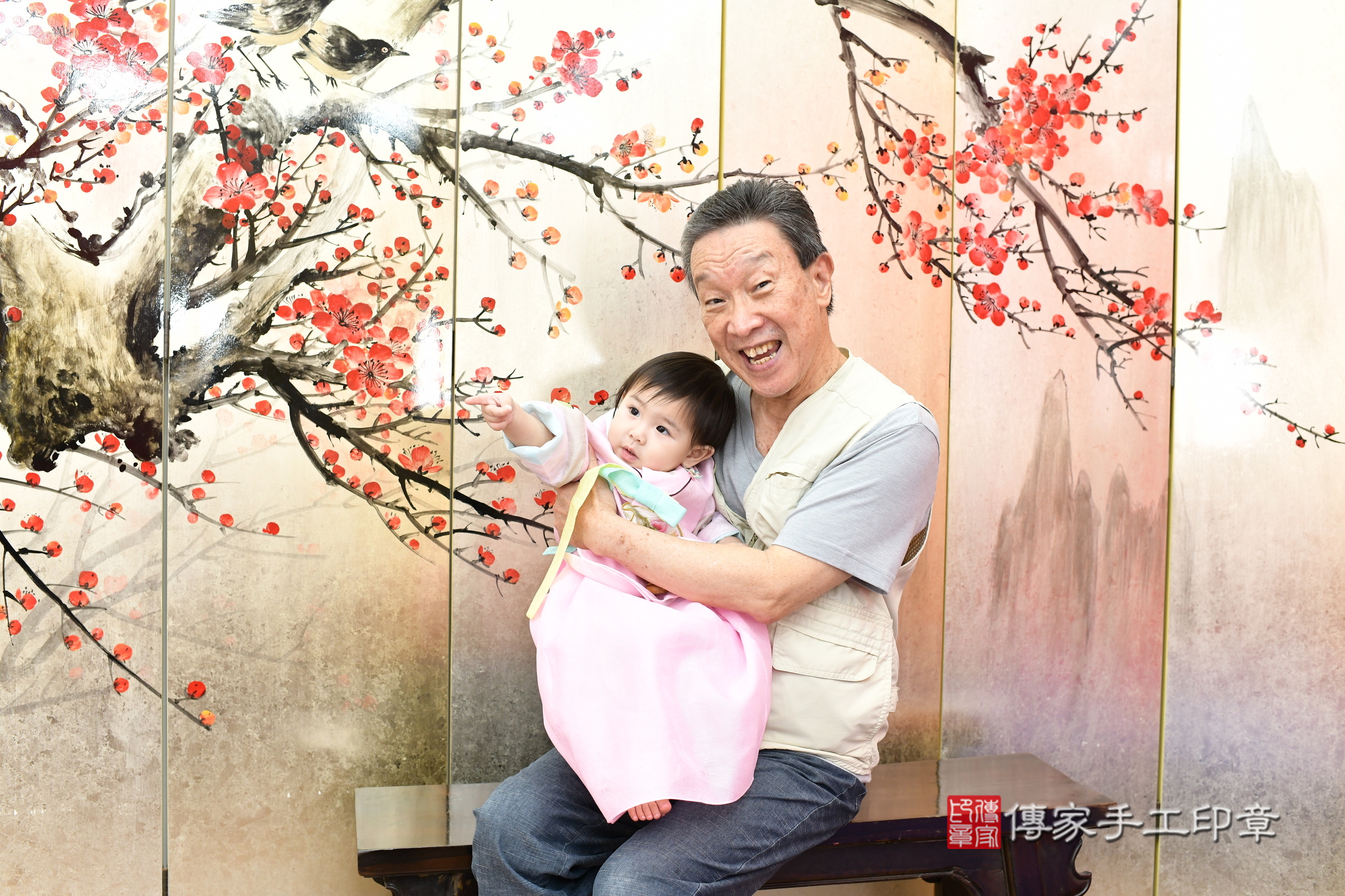 新北市永和區希希寶寶抓周推薦：傳家新北店抓周度脺中國風會場，嬰兒古禮抓周流程儀式吉祥話、抓周道具物品24種、拍照。抓周證書。2025.4.20，照片8