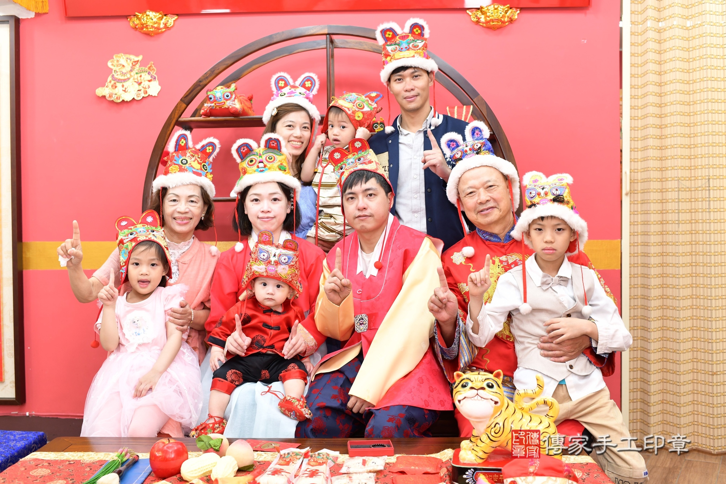 新北市永和區冬冬寶寶抓周推薦：傳家新北店抓周度脺中國風會場，嬰兒古禮抓周流程儀式吉祥話、抓周道具物品24種、拍照。抓周證書。2025.4.20，照片15