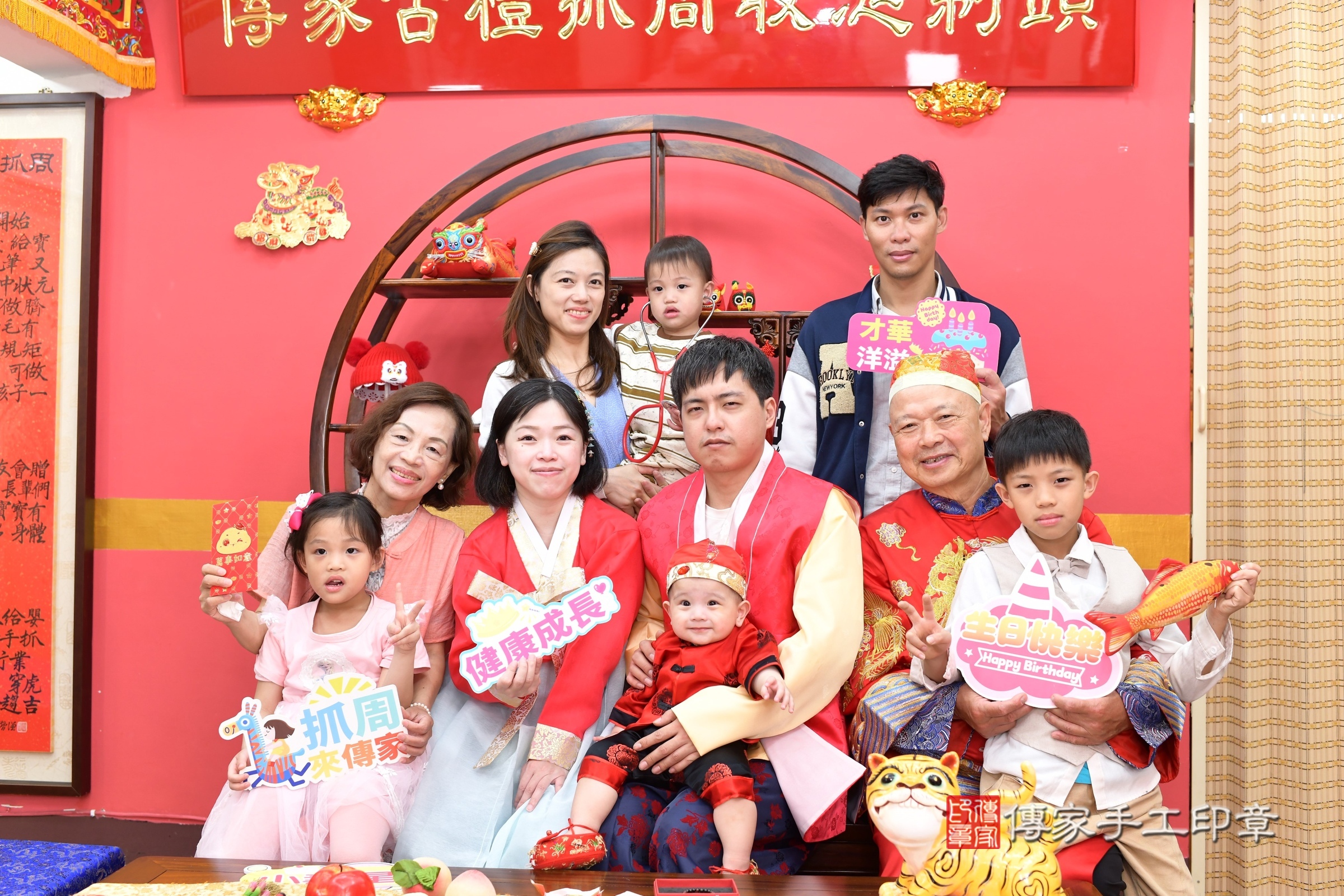 新北市永和區冬冬寶寶抓周推薦：傳家新北店抓周度脺中國風會場，嬰兒古禮抓周流程儀式吉祥話、抓周道具物品24種、拍照。抓周證書。2025.4.20，照片16