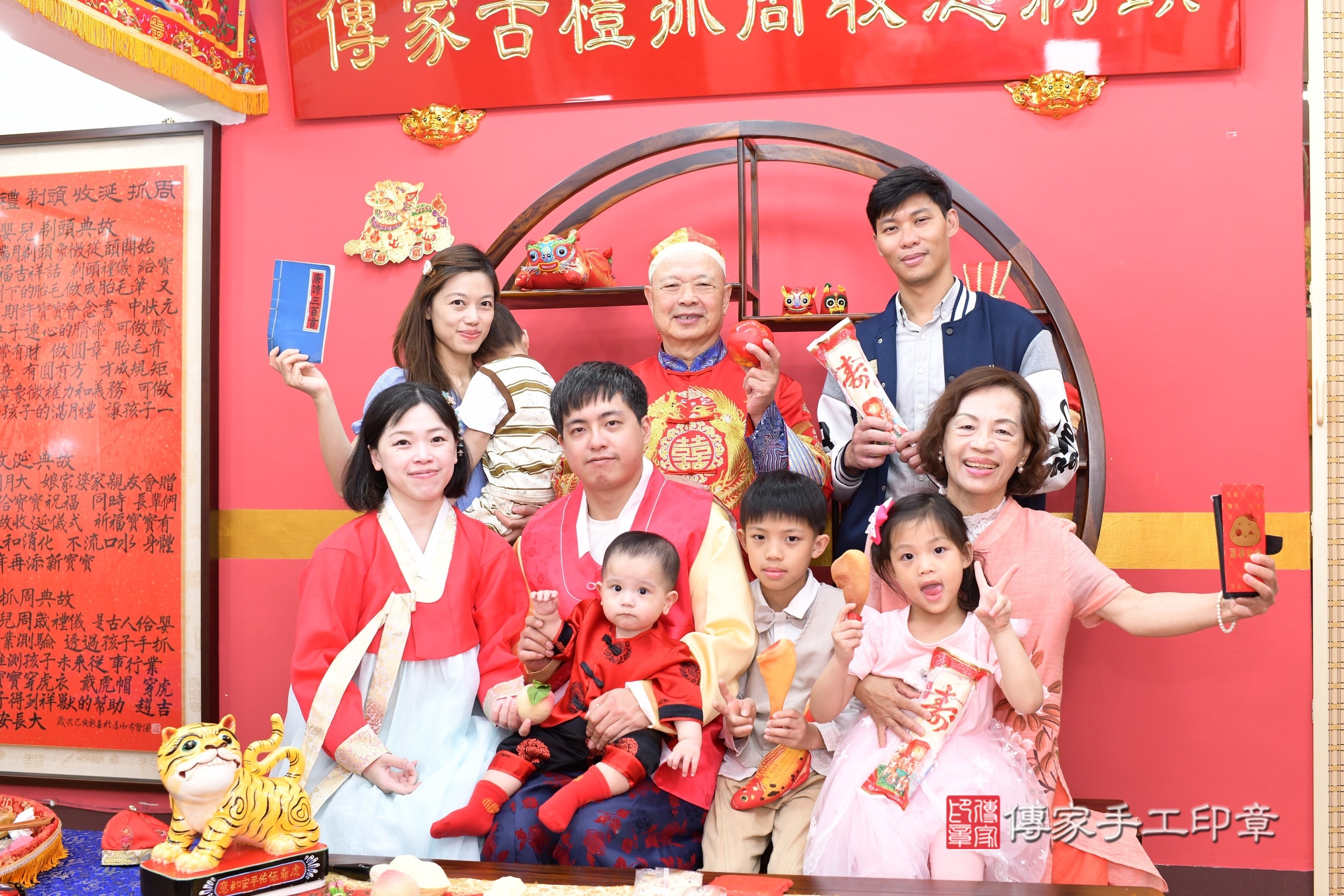 新北市永和區冬冬寶寶抓周推薦：傳家新北店抓周度脺中國風會場，嬰兒古禮抓周流程儀式吉祥話、抓周道具物品24種、拍照。抓周證書。2025.4.20，照片14