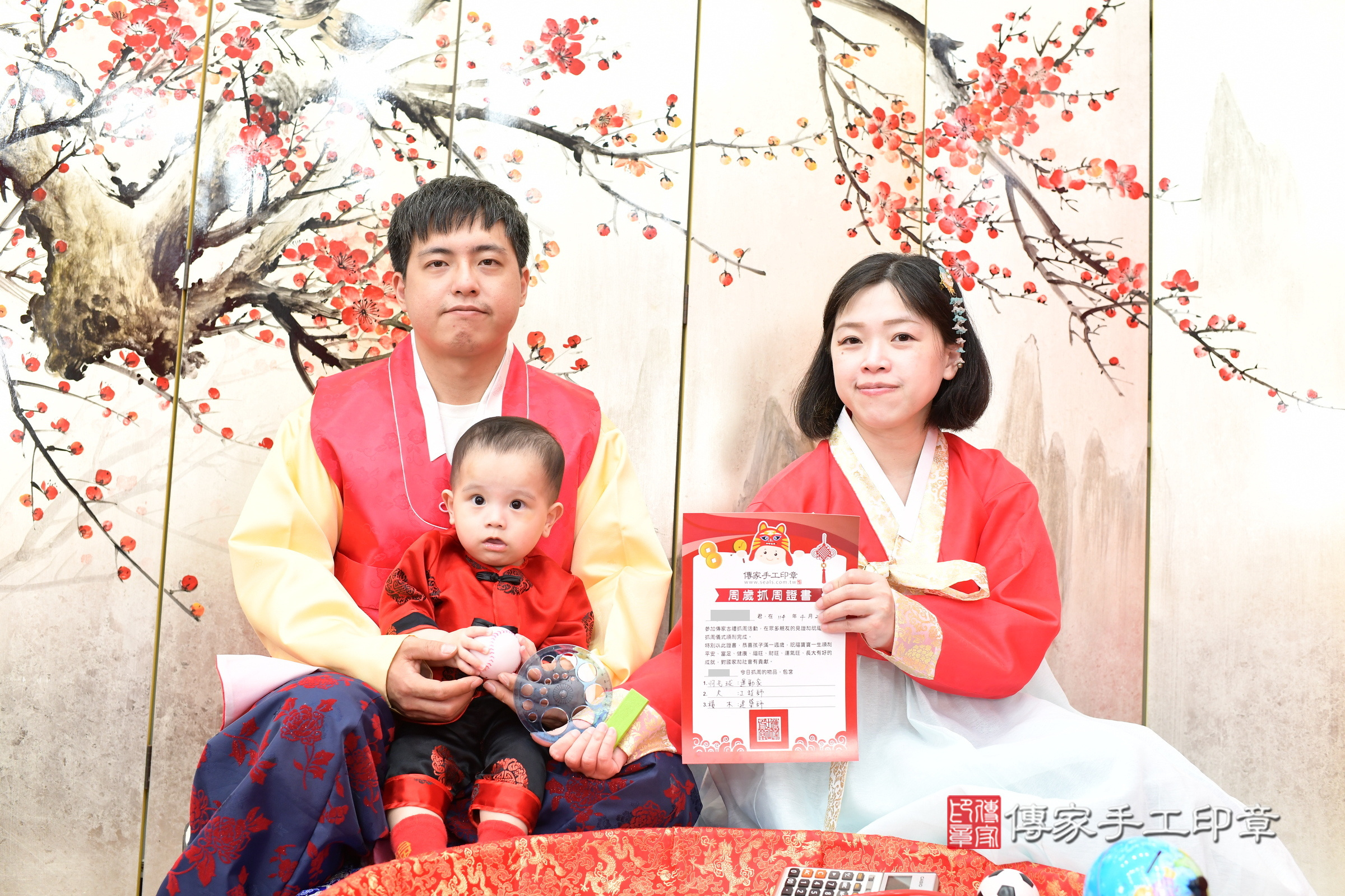 新北市永和區冬冬寶寶抓周推薦：傳家新北店抓周度脺中國風會場，嬰兒古禮抓周流程儀式吉祥話、抓周道具物品24種、拍照。抓周證書。2025.4.20，照片17