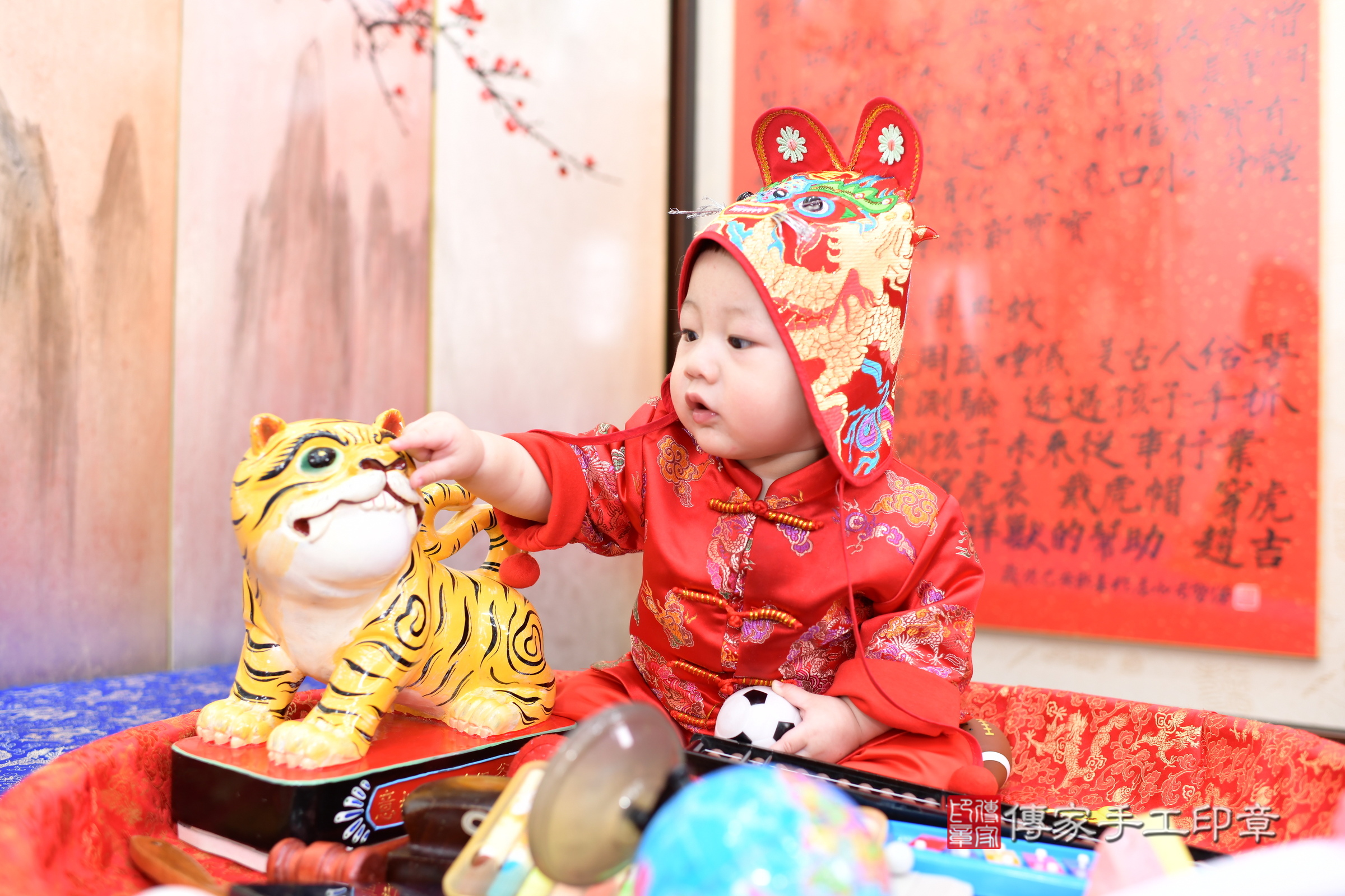 新北市永和區辰辰寶寶抓周推薦：傳家新北店抓周度脺中國風會場，嬰兒古禮抓周流程儀式吉祥話、抓周道具物品24種、拍照。抓周證書。2025.4.24，照片14