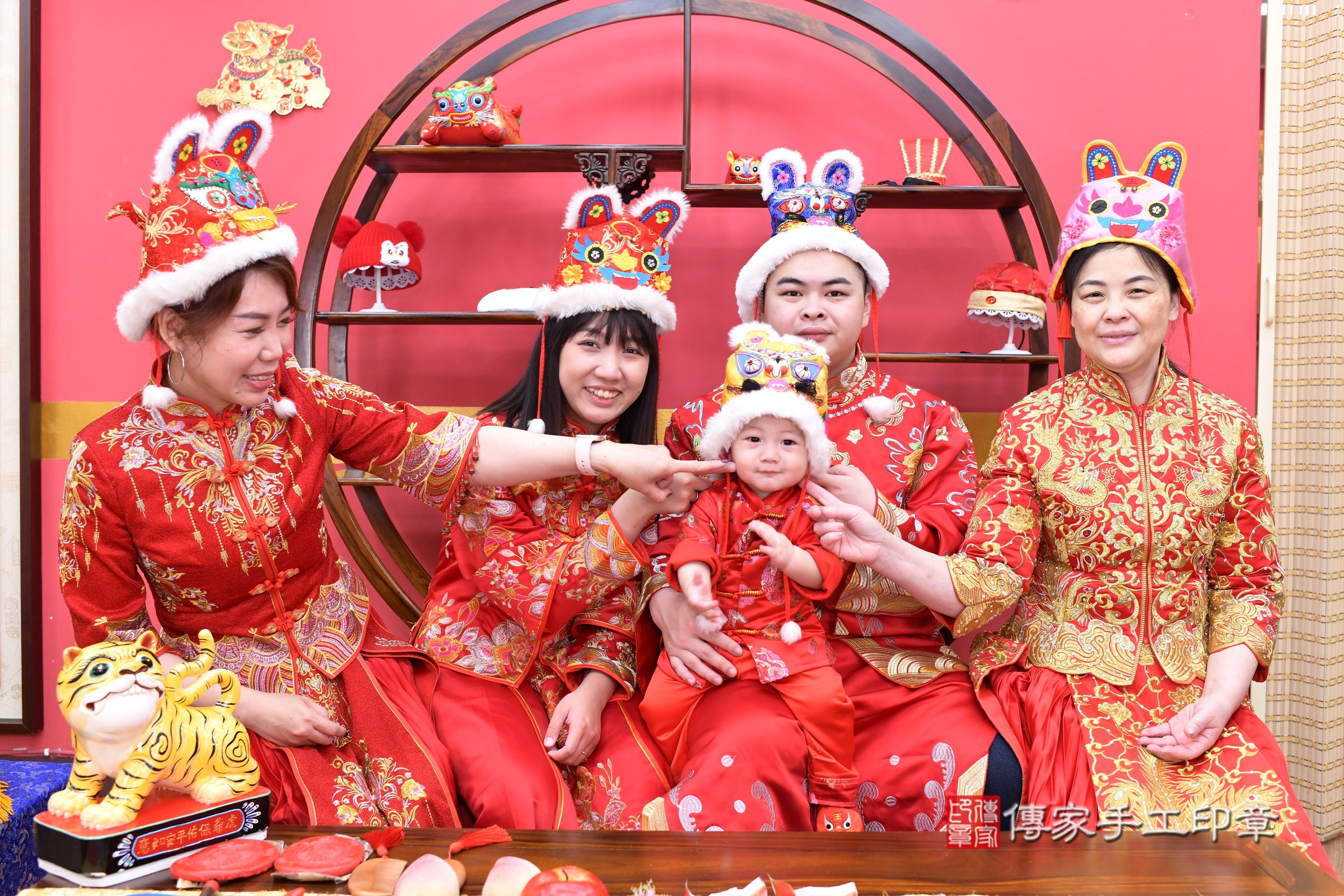 新北市永和區辰辰寶寶抓周推薦：傳家新北店抓周度脺中國風會場，嬰兒古禮抓周流程儀式吉祥話、抓周道具物品24種、拍照。抓周證書。2025.4.24，照片15