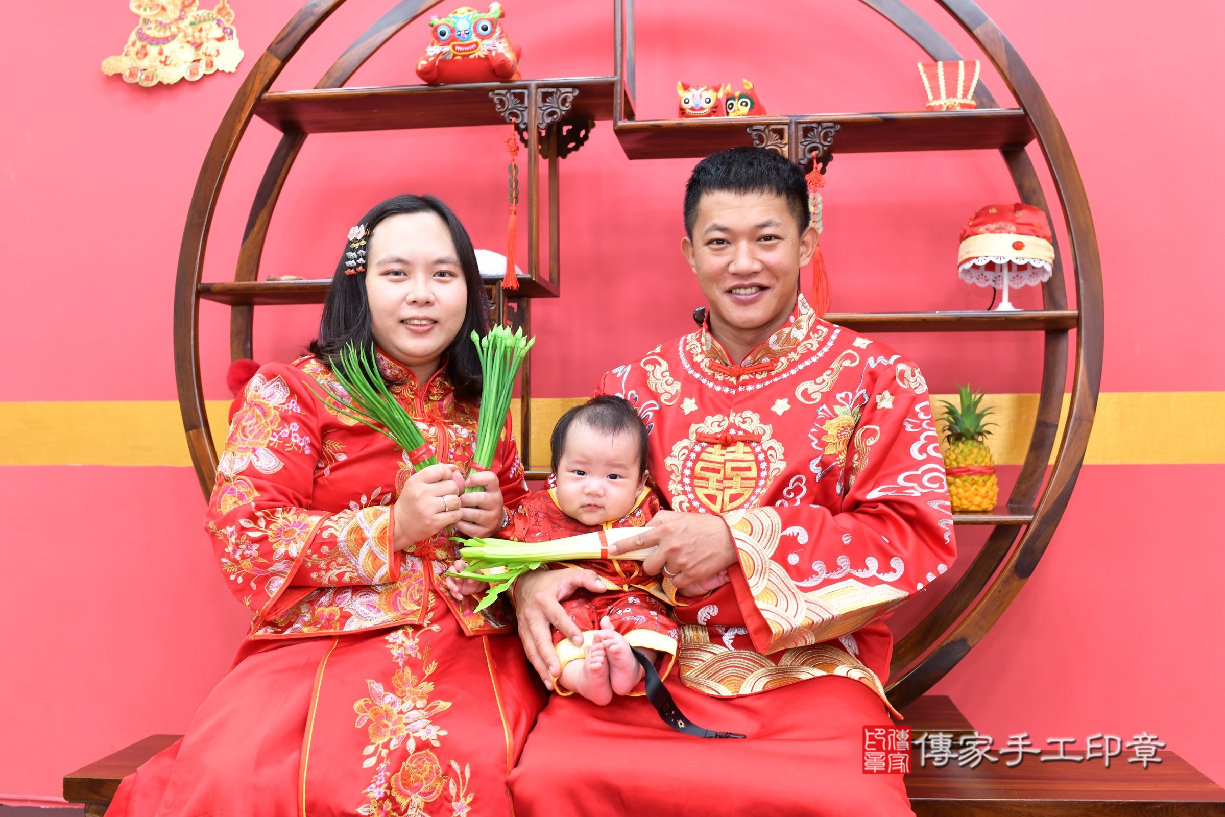 斌斌寶寶(新北市永和區嬰兒寶寶滿月剃頭理髮、嬰兒剃胎毛儀式吉祥話)。中國風會場，爸媽寶貝穿「日中韓」古裝禮服。專業拍照、證書。★購買「臍帶章、肚臍章、胎毛筆刷印章」贈送：剃頭、收涎、抓周，三選一。2025.4.25，照片8