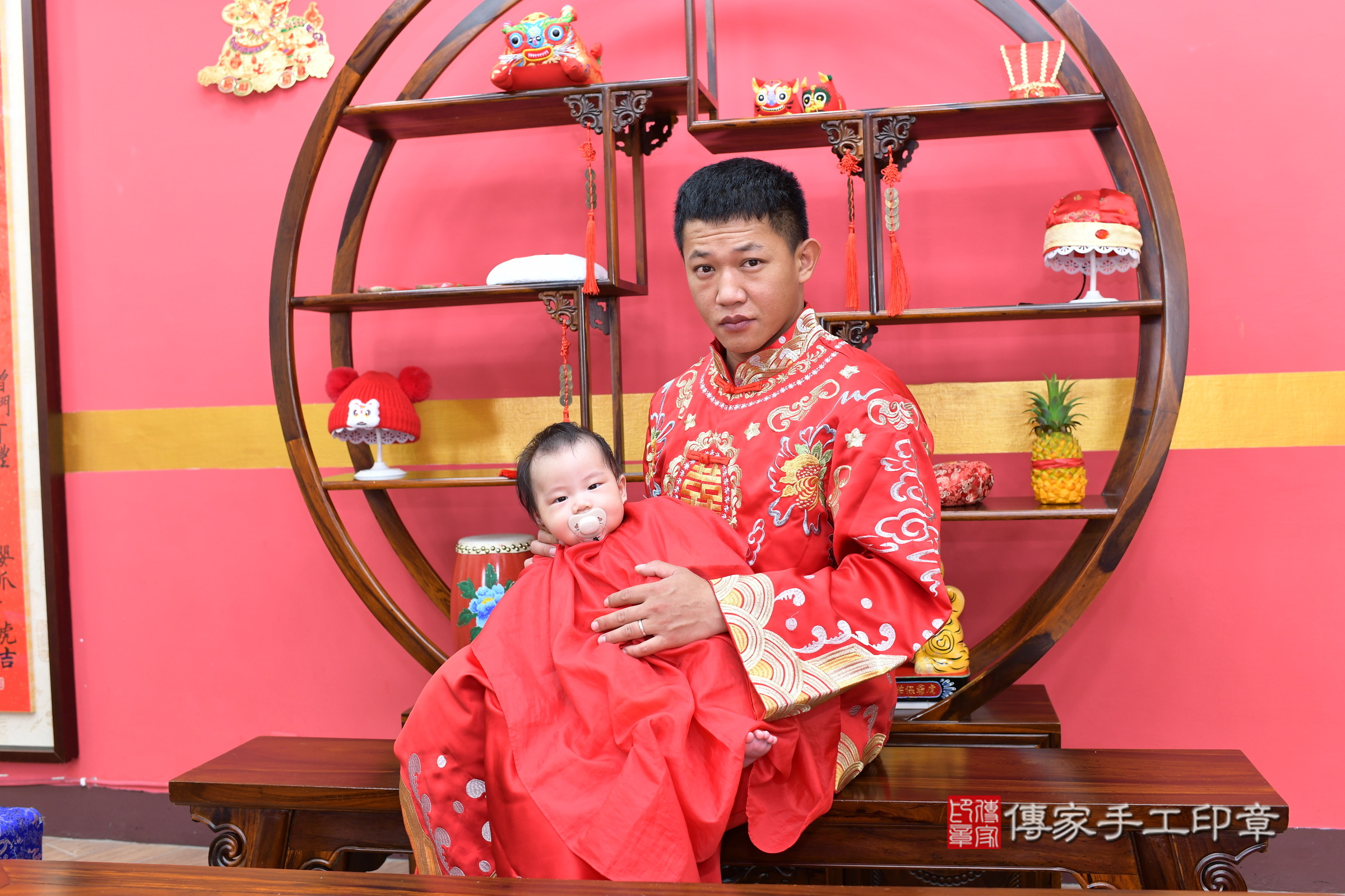 斌斌寶寶(新北市永和區嬰兒寶寶滿月剃頭理髮、嬰兒剃胎毛儀式吉祥話)。中國風會場，爸媽寶貝穿「日中韓」古裝禮服。專業拍照、證書。★購買「臍帶章、肚臍章、胎毛筆刷印章」贈送：剃頭、收涎、抓周，三選一。2025.4.25，照片12