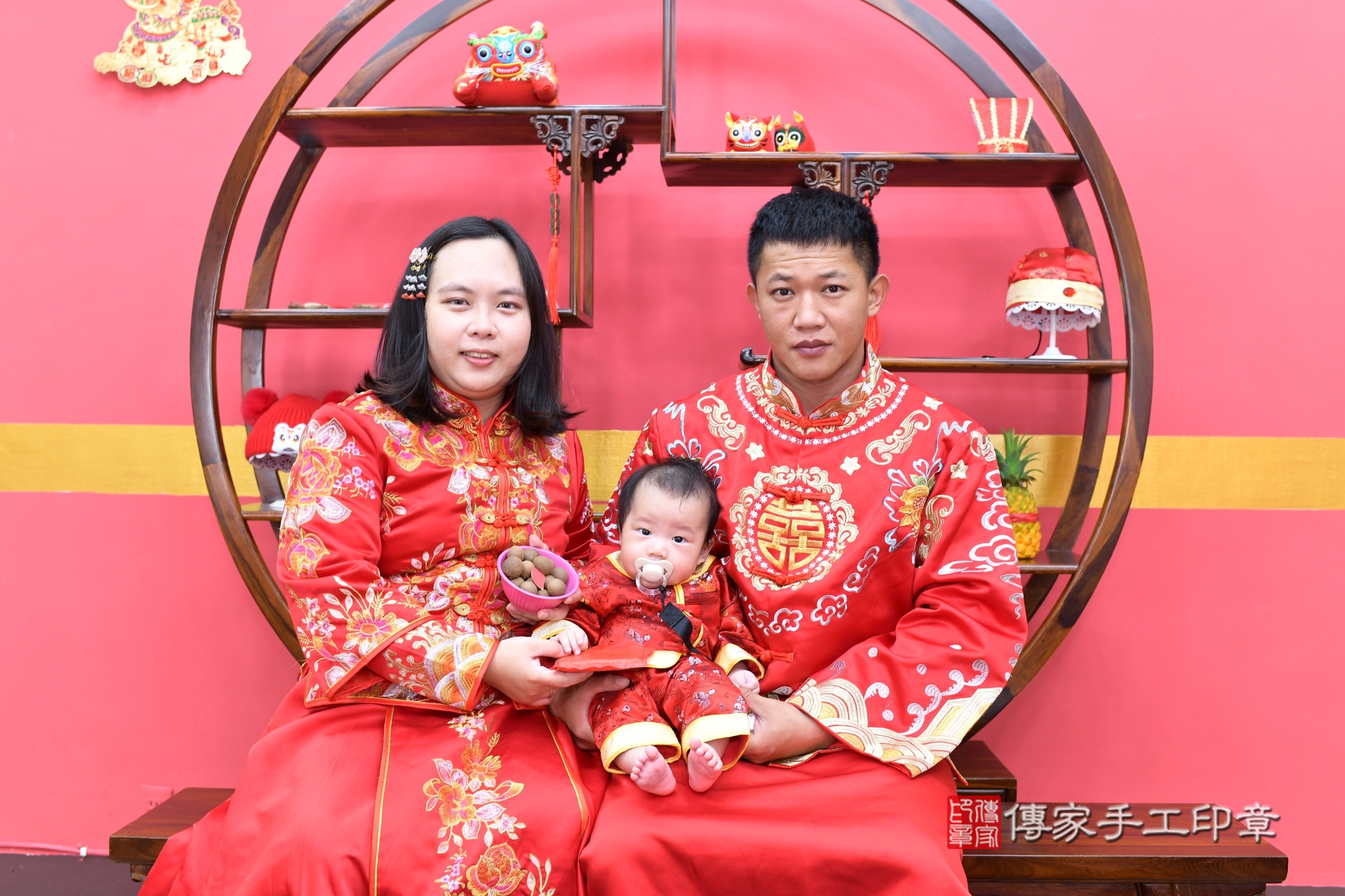 斌斌寶寶(新北市永和區嬰兒寶寶滿月剃頭理髮、嬰兒剃胎毛儀式吉祥話)。中國風會場，爸媽寶貝穿「日中韓」古裝禮服。專業拍照、證書。★購買「臍帶章、肚臍章、胎毛筆刷印章」贈送：剃頭、收涎、抓周，三選一。2025.4.25，照片5