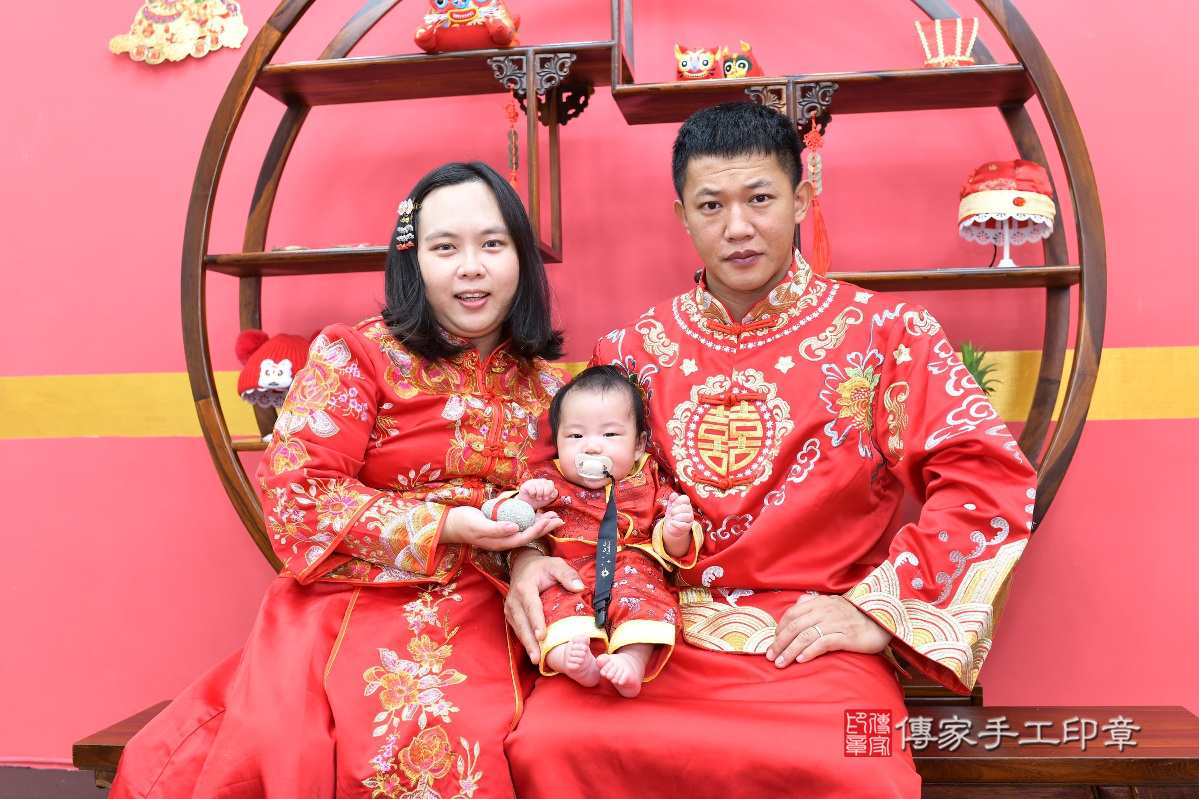 斌斌寶寶(新北市永和區嬰兒寶寶滿月剃頭理髮、嬰兒剃胎毛儀式吉祥話)。中國風會場，爸媽寶貝穿「日中韓」古裝禮服。專業拍照、證書。★購買「臍帶章、肚臍章、胎毛筆刷印章」贈送：剃頭、收涎、抓周，三選一。2025.4.25，照片9