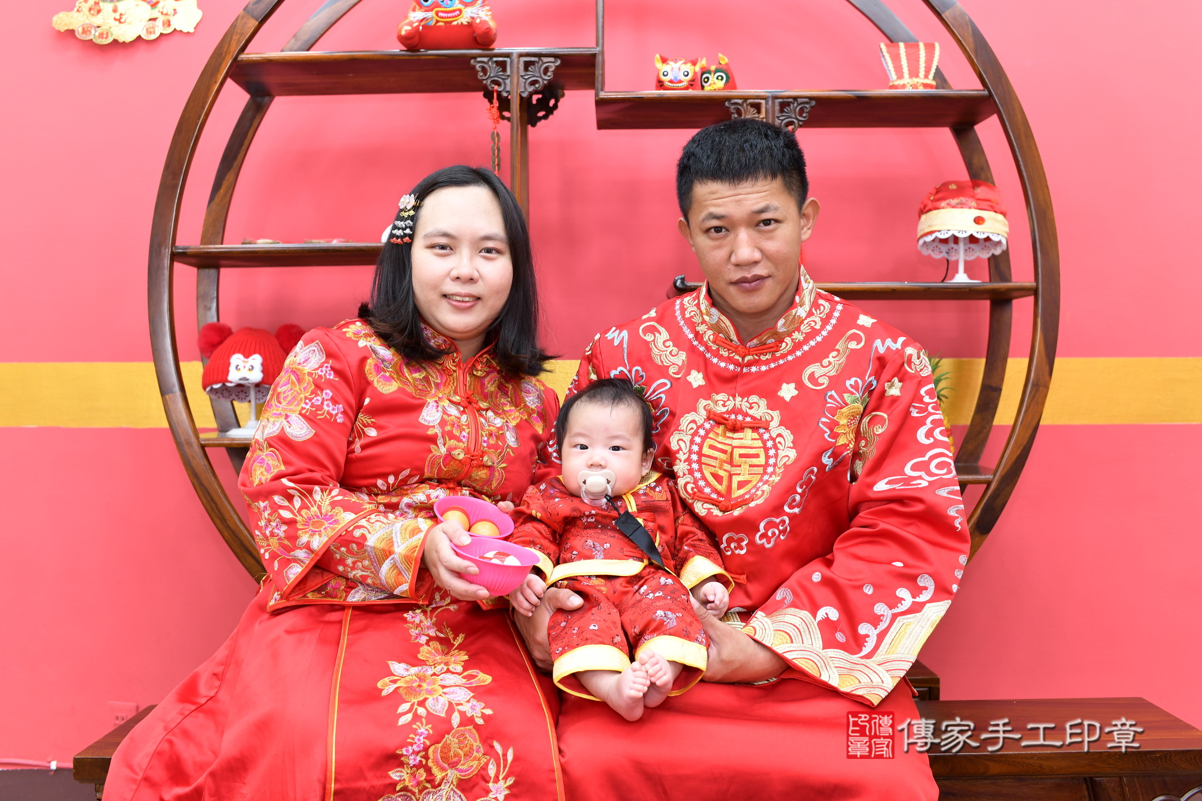 斌斌寶寶(新北市永和區嬰兒寶寶滿月剃頭理髮、嬰兒剃胎毛儀式吉祥話)。中國風會場，爸媽寶貝穿「日中韓」古裝禮服。專業拍照、證書。★購買「臍帶章、肚臍章、胎毛筆刷印章」贈送：剃頭、收涎、抓周，三選一。2025.4.25，照片4