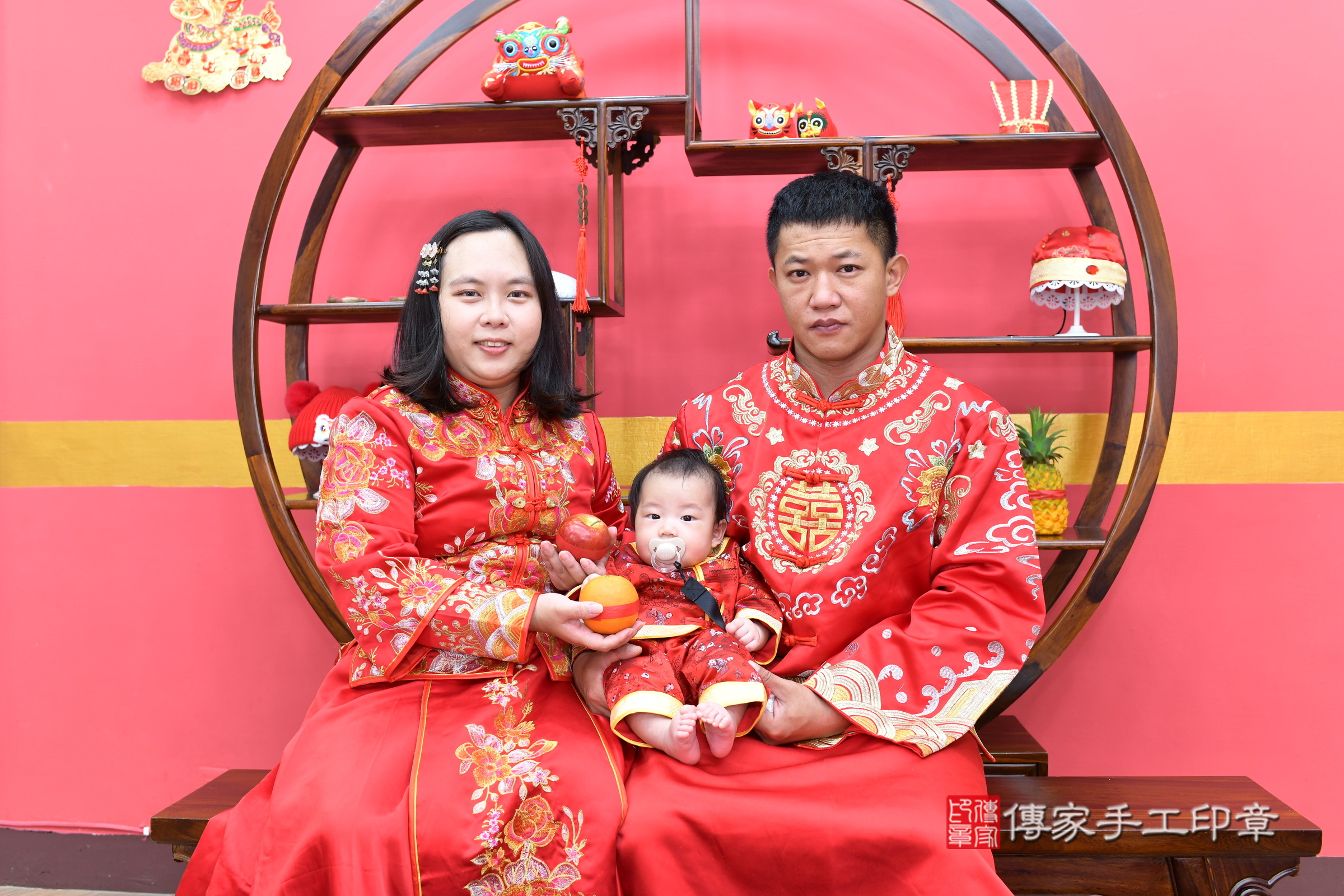 斌斌寶寶(新北市永和區嬰兒寶寶滿月剃頭理髮、嬰兒剃胎毛儀式吉祥話)。中國風會場，爸媽寶貝穿「日中韓」古裝禮服。專業拍照、證書。★購買「臍帶章、肚臍章、胎毛筆刷印章」贈送：剃頭、收涎、抓周，三選一。2025.4.25，照片6
