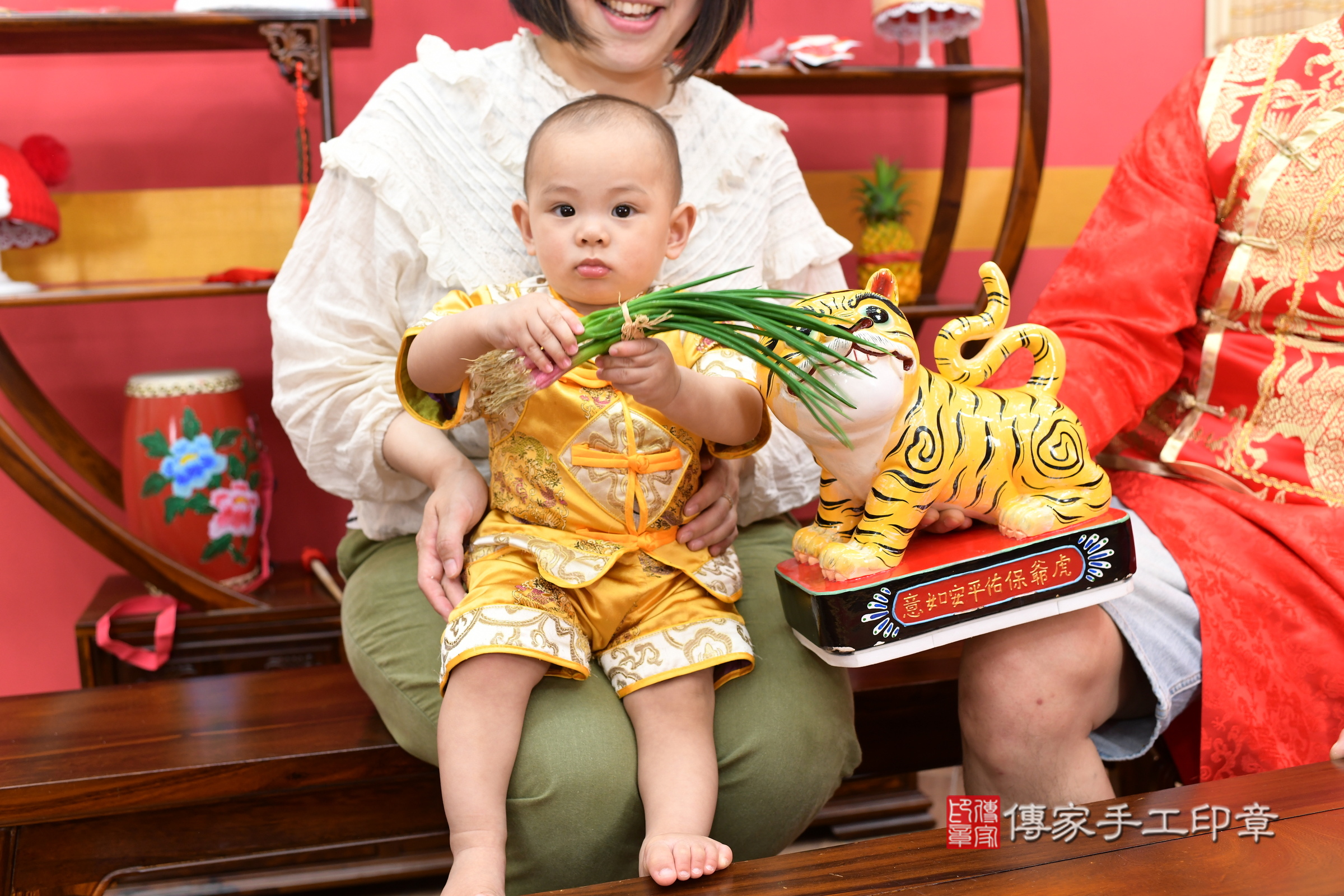 新北市永和區小雨寶寶和小宥寶寶抓周推薦：傳家新北店抓周度脺中國風會場，嬰兒古禮抓周流程儀式吉祥話、抓周道具物品24種、拍照。抓周證書。2025.4.25，照片17
