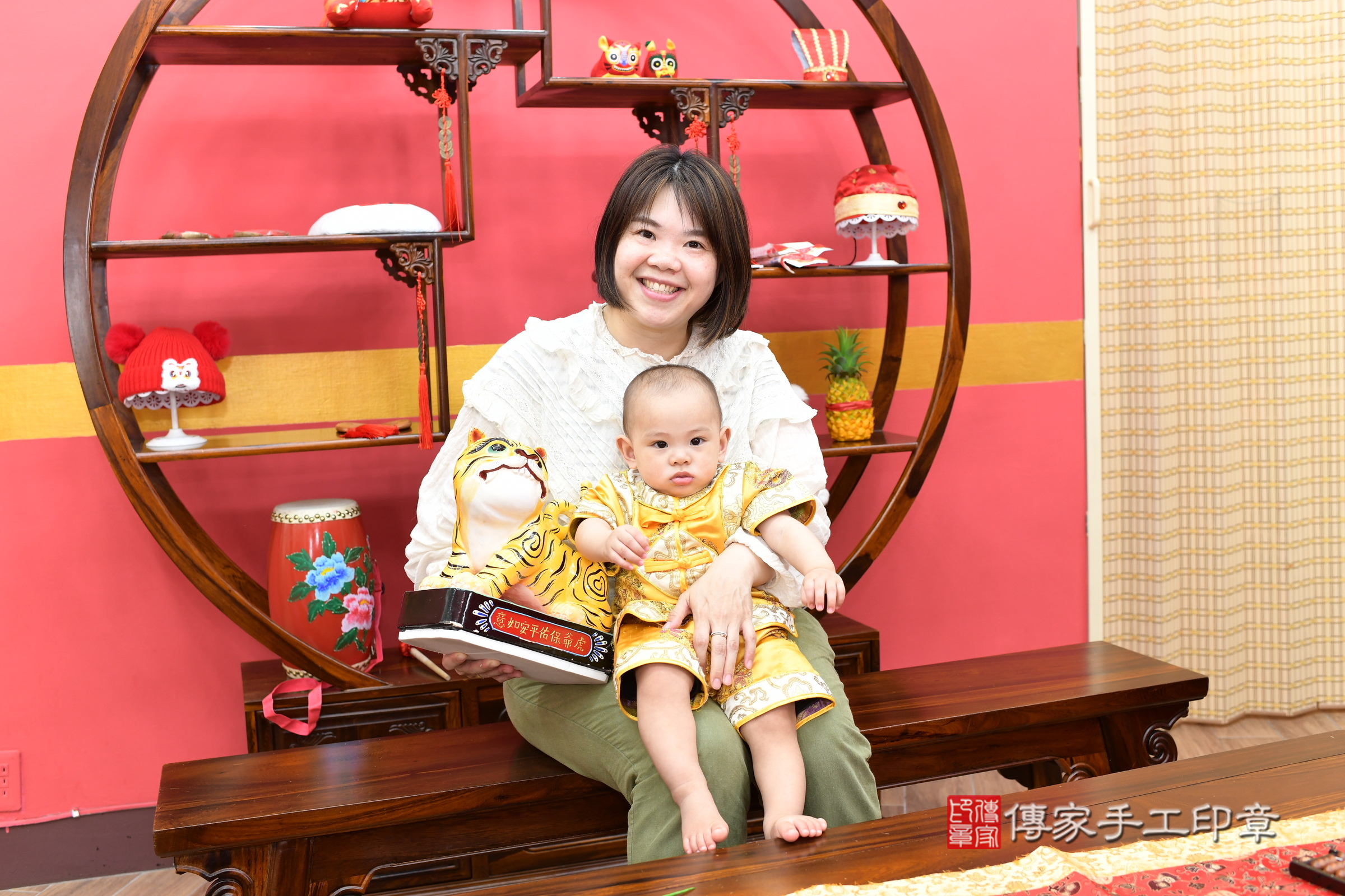 新北市永和區小雨寶寶和小宥寶寶抓周推薦：傳家新北店抓周度脺中國風會場，嬰兒古禮抓周流程儀式吉祥話、抓周道具物品24種、拍照。抓周證書。2025.4.25，照片16