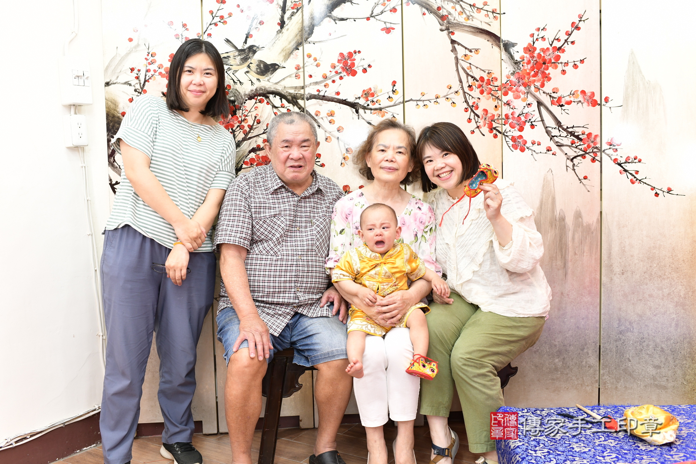 新北市永和區小雨寶寶和小宥寶寶抓周推薦：傳家新北店抓周度脺中國風會場，嬰兒古禮抓周流程儀式吉祥話、抓周道具物品24種、拍照。抓周證書。2025.4.25，照片24