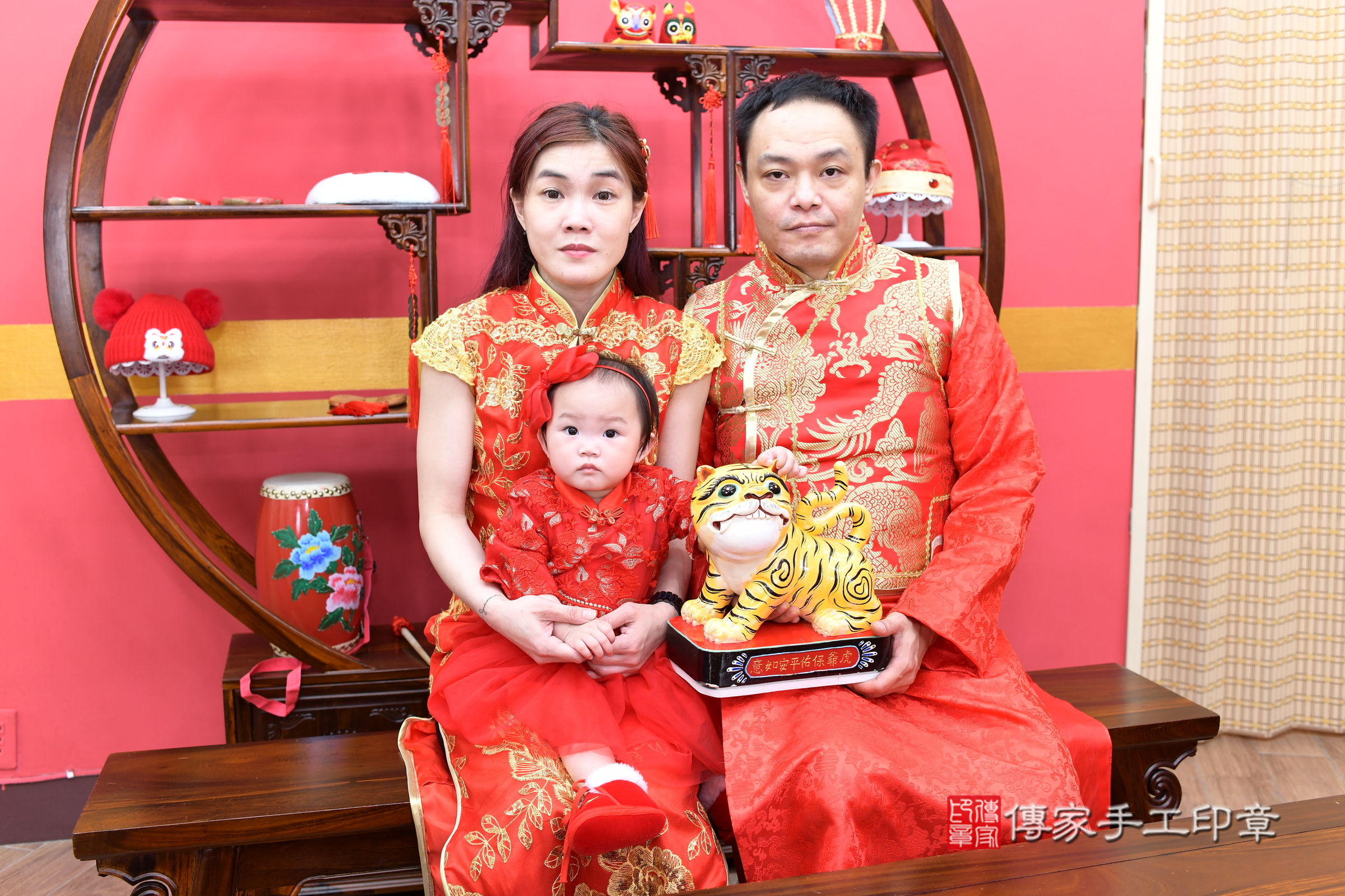 新北市永和區小雨寶寶和小宥寶寶抓周推薦：傳家新北店抓周度脺中國風會場，嬰兒古禮抓周流程儀式吉祥話、抓周道具物品24種、拍照。抓周證書。2025.4.25，照片15