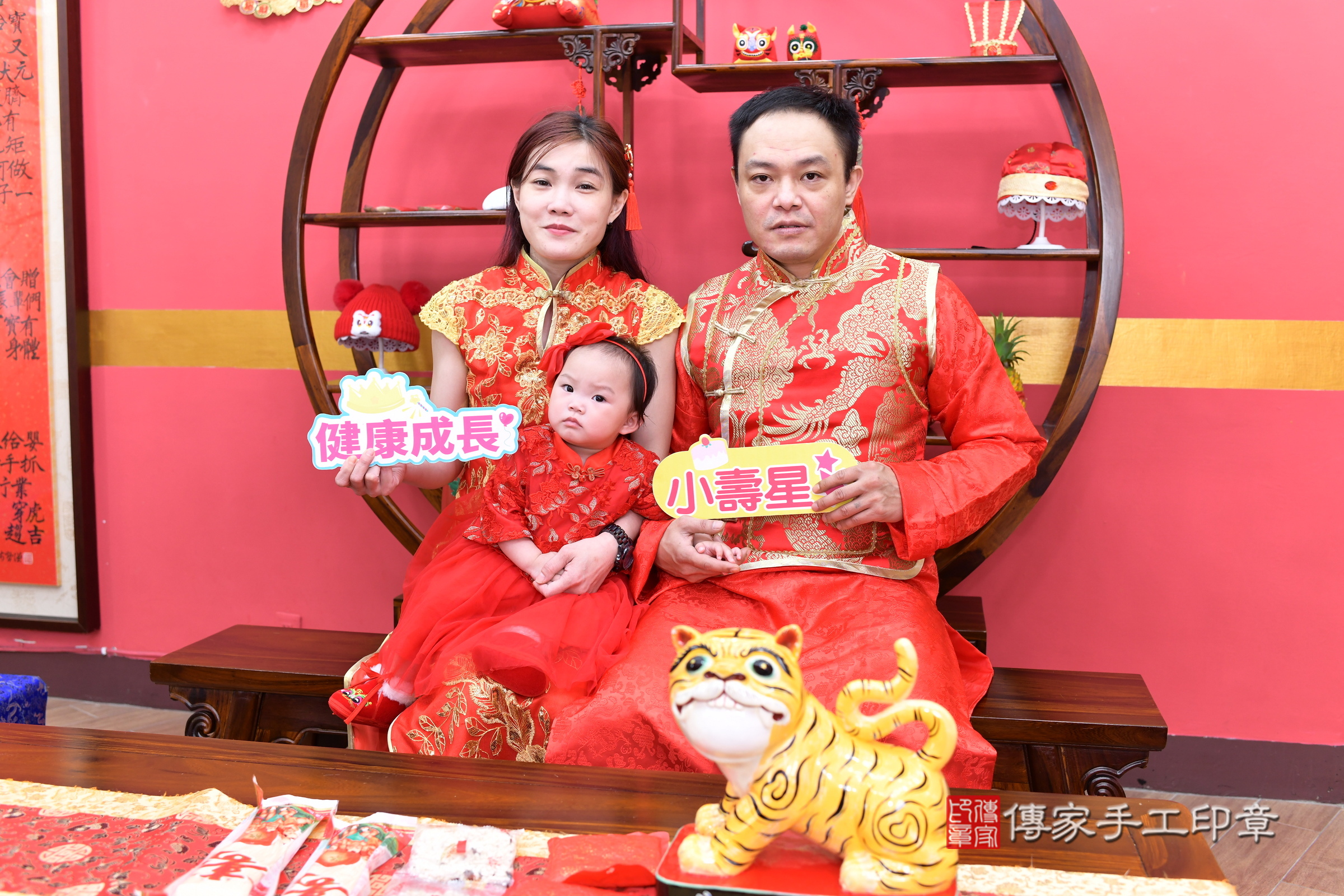 新北市永和區小雨寶寶和小宥寶寶抓周推薦：傳家新北店抓周度脺中國風會場，嬰兒古禮抓周流程儀式吉祥話、抓周道具物品24種、拍照。抓周證書。2025.4.25，照片4