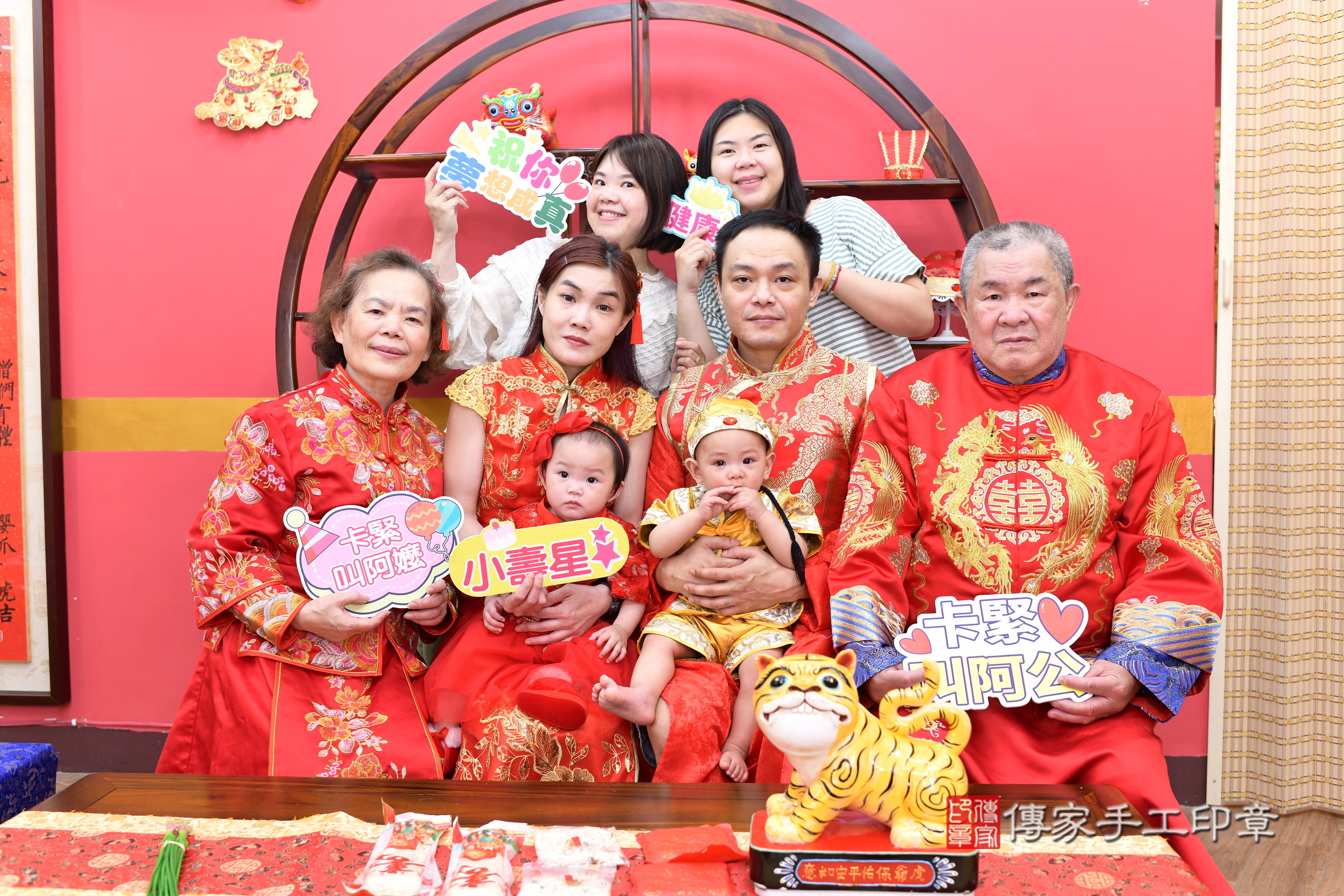 新北市永和區小雨寶寶和小宥寶寶抓周推薦：傳家新北店抓周度脺中國風會場，嬰兒古禮抓周流程儀式吉祥話、抓周道具物品24種、拍照。抓周證書。2025.4.25，照片3