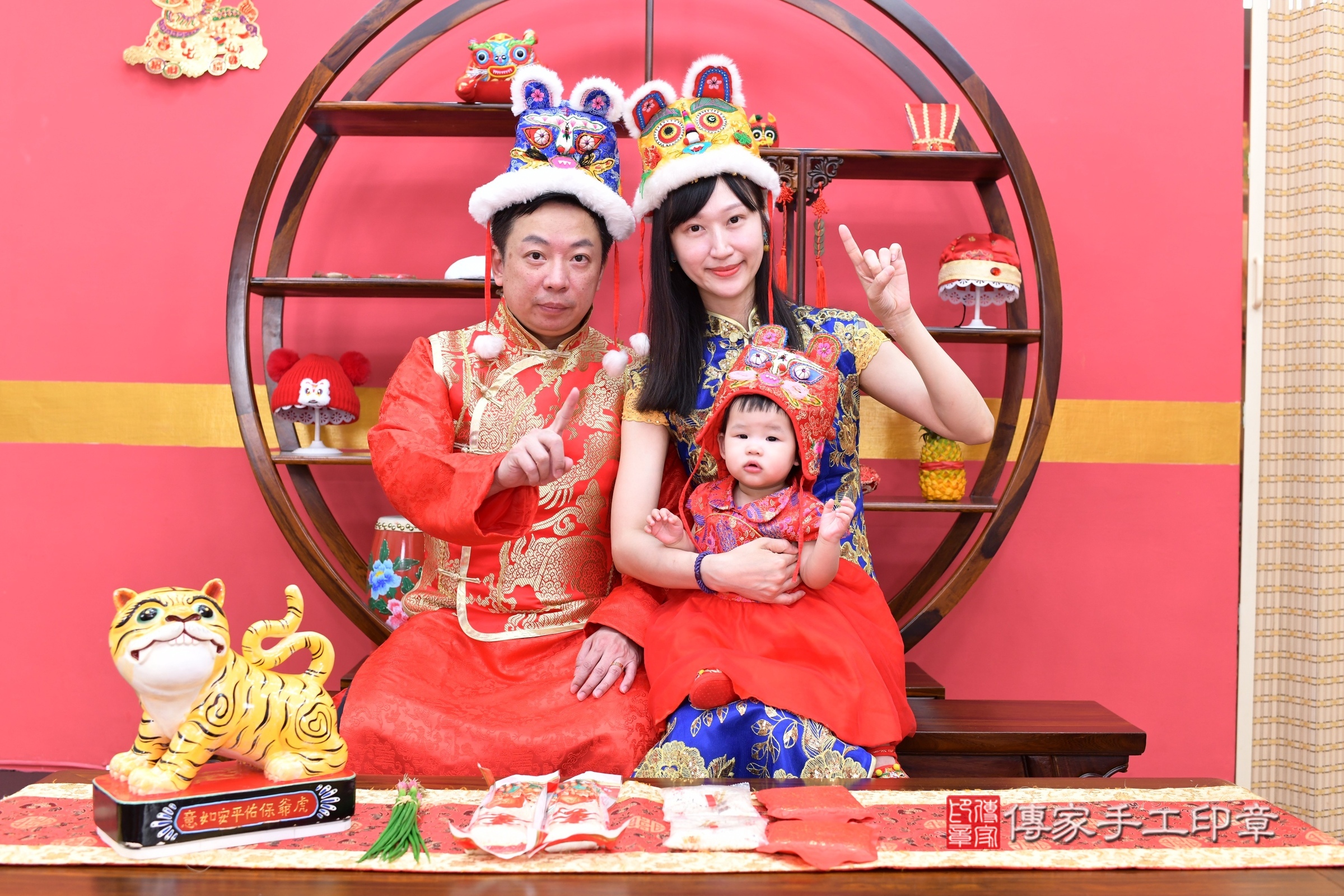 新北市永和區小渝寶寶抓周推薦：傳家新北店抓周度脺中國風會場，嬰兒古禮抓周流程儀式吉祥話、抓周道具物品24種、拍照。抓周證書。2025.4.30，照片2