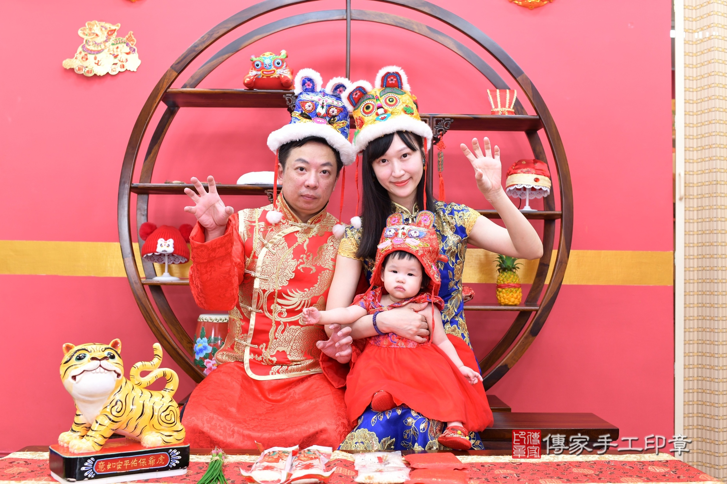 新北市永和區小渝寶寶抓周推薦：傳家新北店抓周度脺中國風會場，嬰兒古禮抓周流程儀式吉祥話、抓周道具物品24種、拍照。抓周證書。2025.4.30，照片3