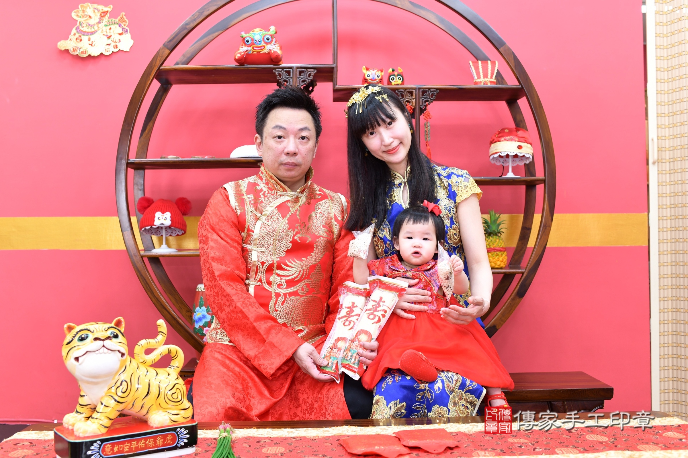 新北市永和區小渝寶寶抓周推薦：傳家新北店抓周度脺中國風會場，嬰兒古禮抓周流程儀式吉祥話、抓周道具物品24種、拍照。抓周證書。2025.4.30，照片14
