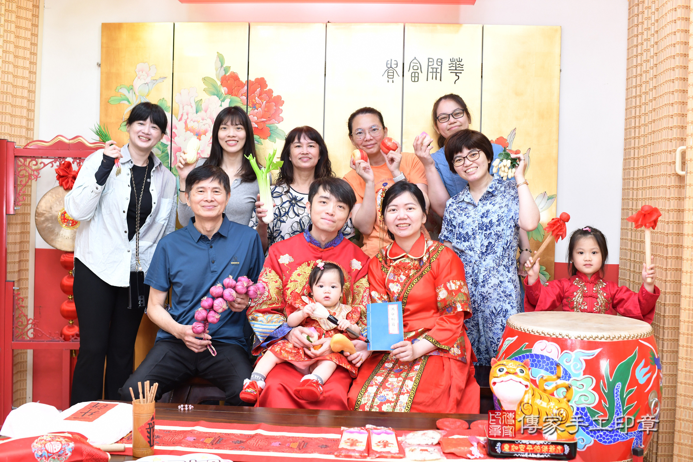 台北市大同區娜娜寶寶抓周推薦：傳家台北店抓周度脺中國風會場，嬰兒古禮抓周流程儀式吉祥話、抓周道具物品24種、拍照。抓周證書。2025.4.27，照片24